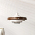 Nordisk Pendel Lampe i Metal og Valnød - Skulpturelt Lagdesign med Moderne Silhuet 5
