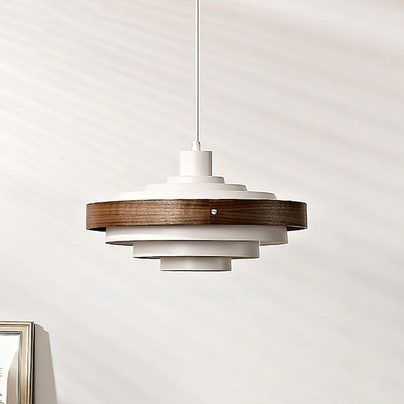 Nordisk Pendel Lampe i Metal og Valnød - Skulpturelt Lagdesign med Moderne Silhuet 5
