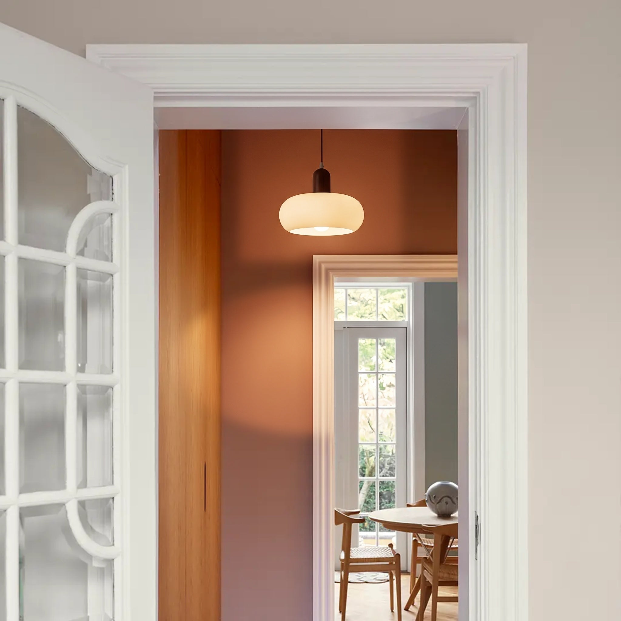 Nordisk Pendellampe i Creme - Justerbar Højde i Træ og Glas 3