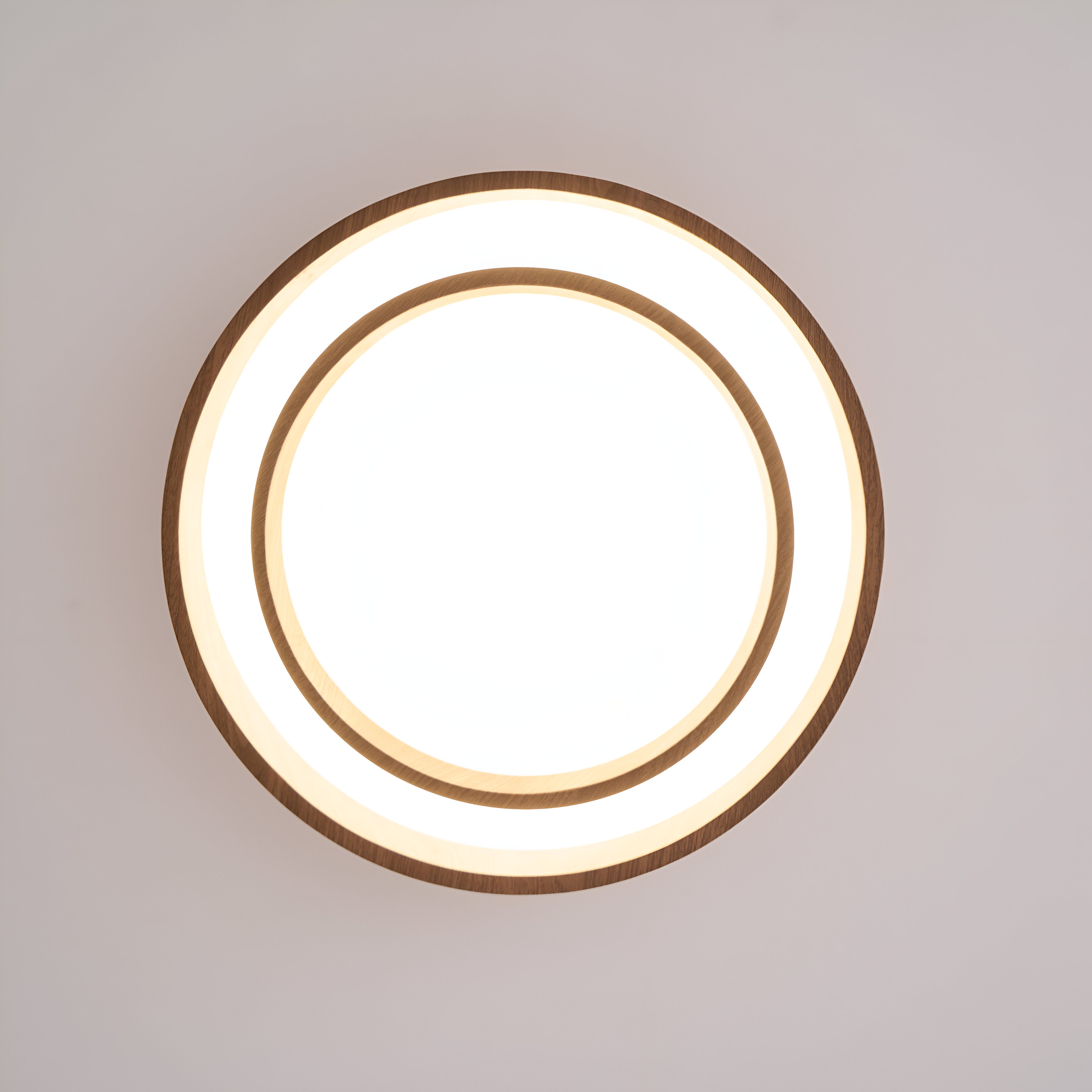 Nordisk Trælook Loftslampe – Rundt Design med Varmt Udtryk 7