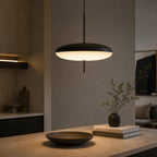 Oval Pendel Lampe i Glas - Svævende Skiveform med Slank Metalstang 9