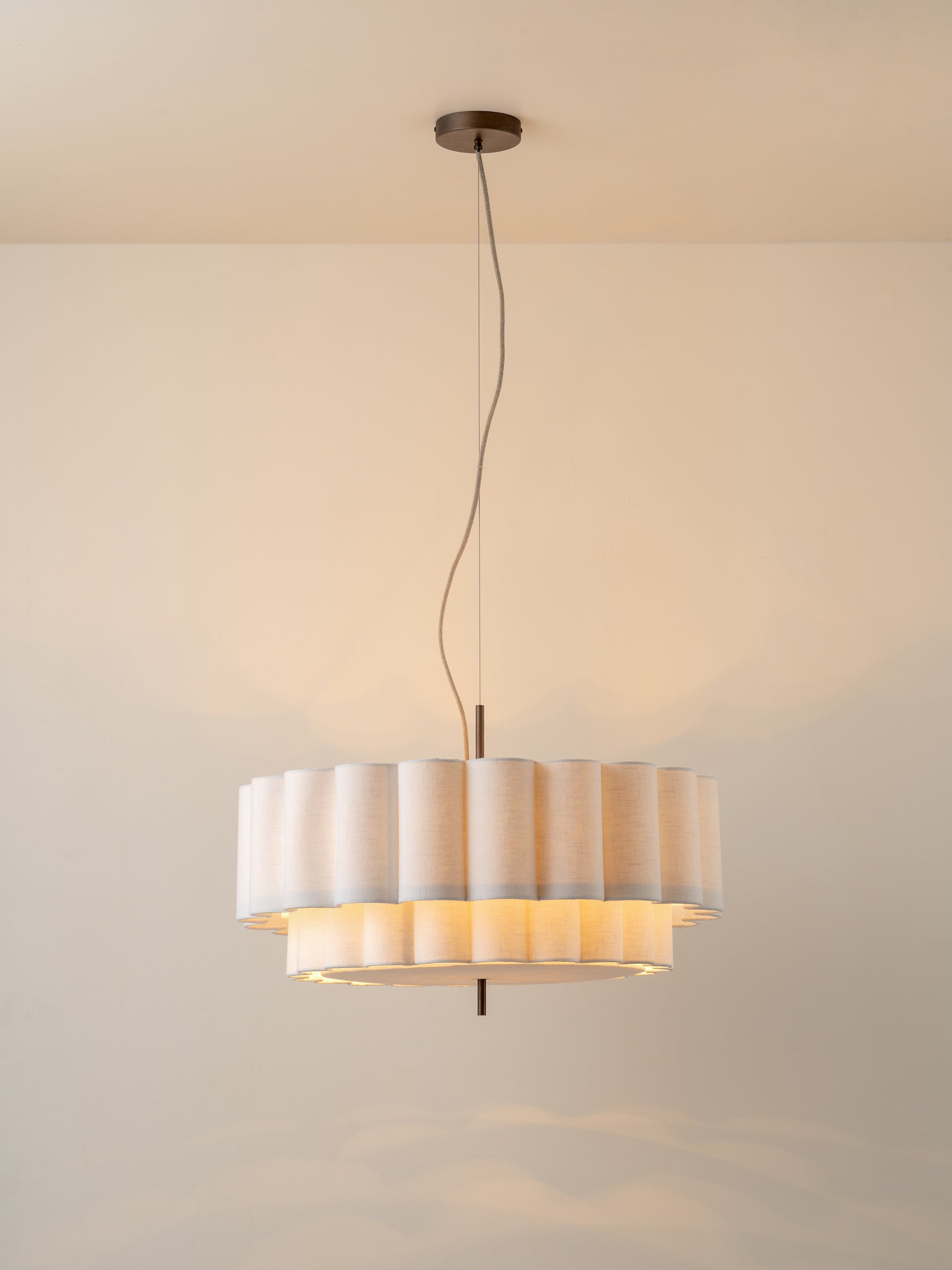 Pendel Lampe i Hør - Skulpturelt Lagdesign med Elegant Bronzefinish 4
