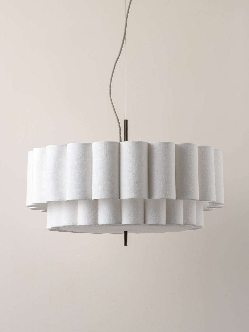 Pendel Lampe i Hør - Skulpturelt Lagdesign med Elegant Bronzefinish 6
