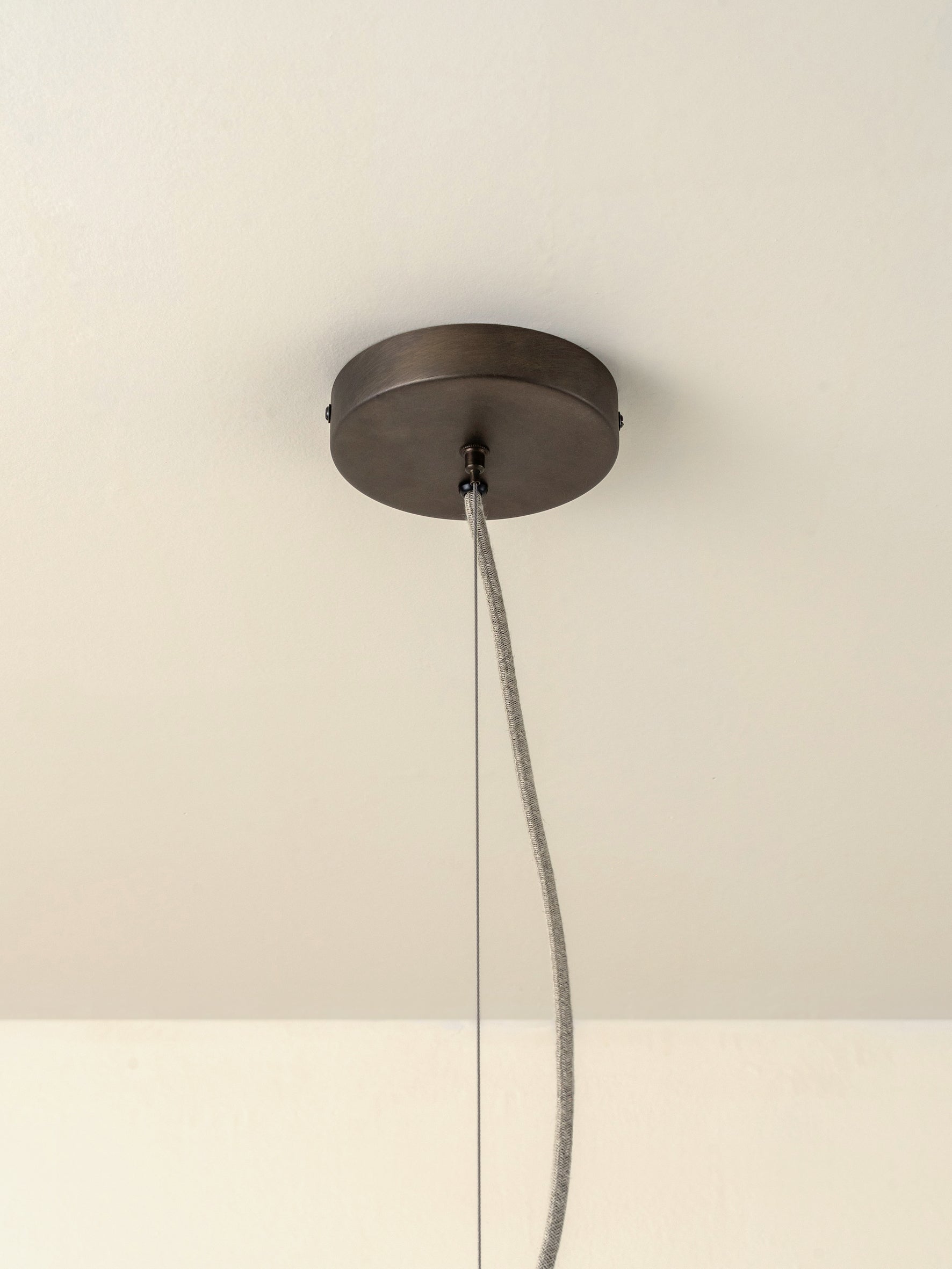 Pendel Lampe i Hør - Skulpturelt Lagdesign med Elegant Bronzefinish 8
