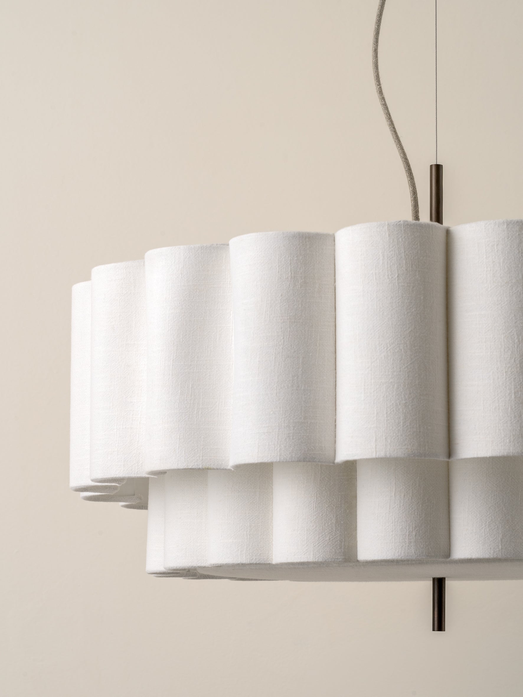 Pendel Lampe i Hør - Skulpturelt Lagdesign med Elegant Bronzefinish 9
