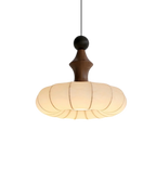 Pendellampe i Silkestof med Riflet Skærm og Trædetaljer til Spisebord og Stue 0