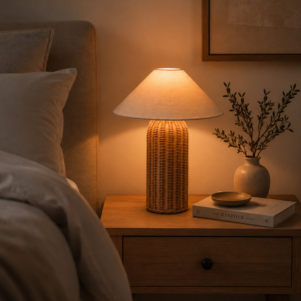 Rattan Bordlampe - Høj Cylinderfod med Naturlig Linnedskærm 1
