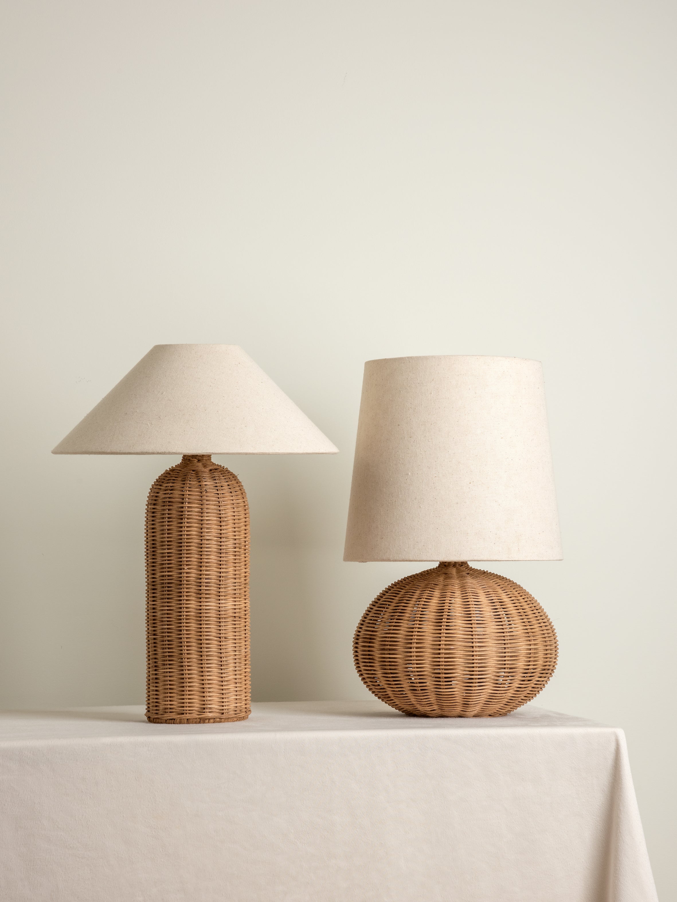 Rattan Bordlampe - Høj Cylinderfod med Naturlig Linnedskærm 10