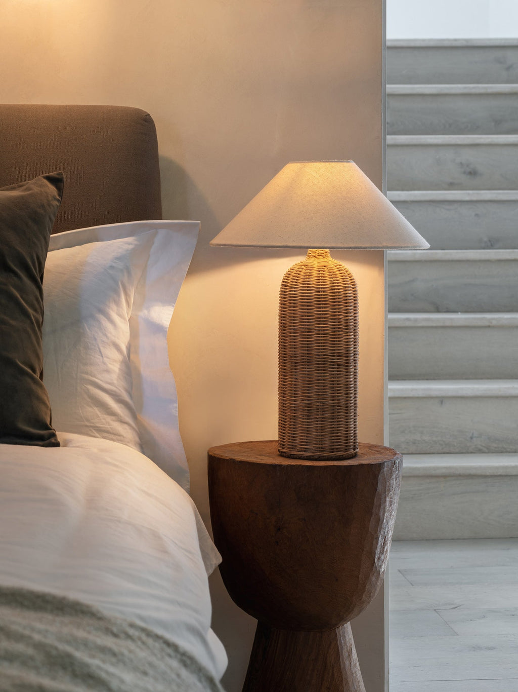 Rattan Bordlampe - Høj Cylinderfod med Naturlig Linnedskærm 2
