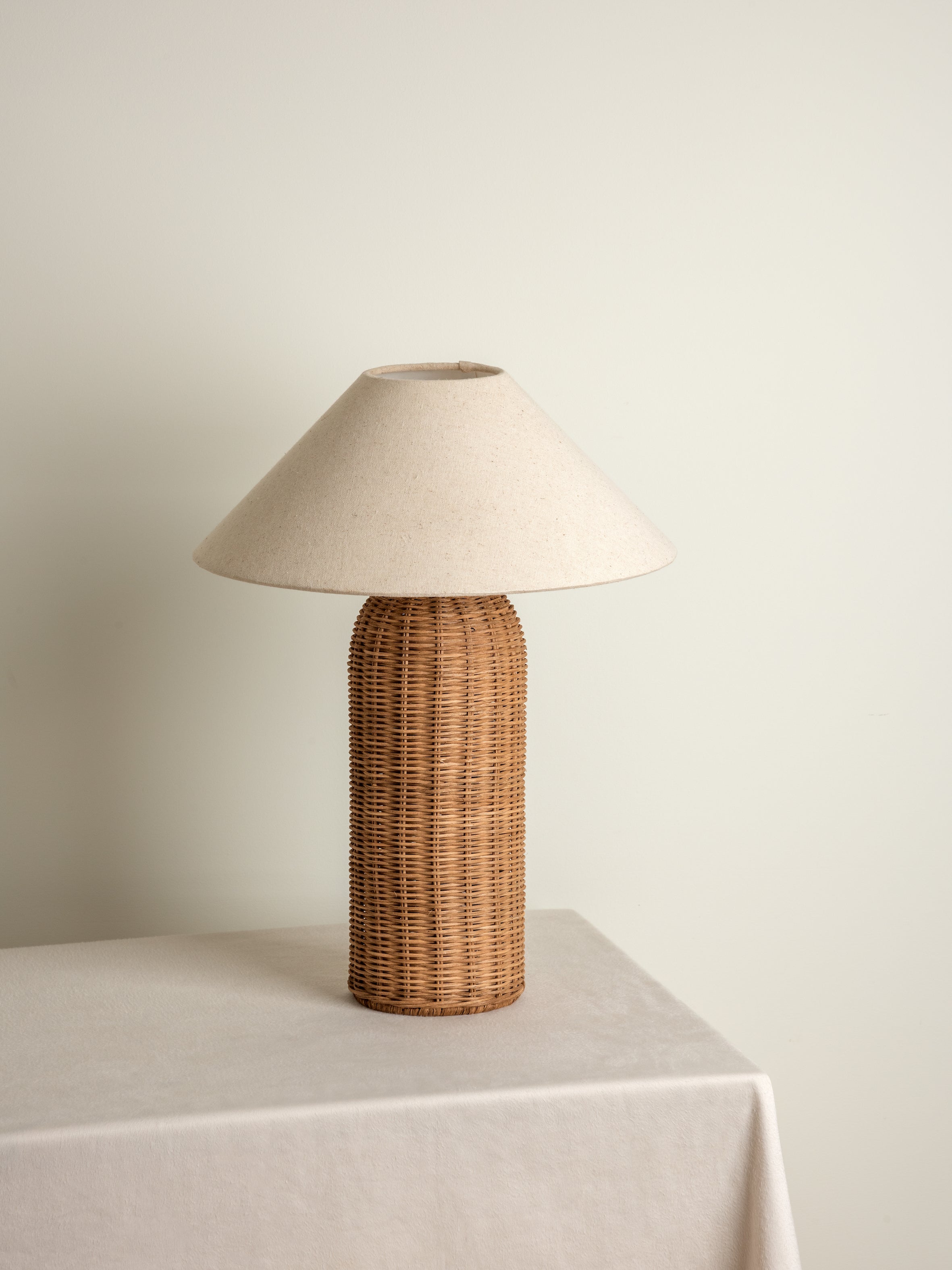 Rattan Bordlampe - Høj Cylinderfod med Naturlig Linnedskærm 8
