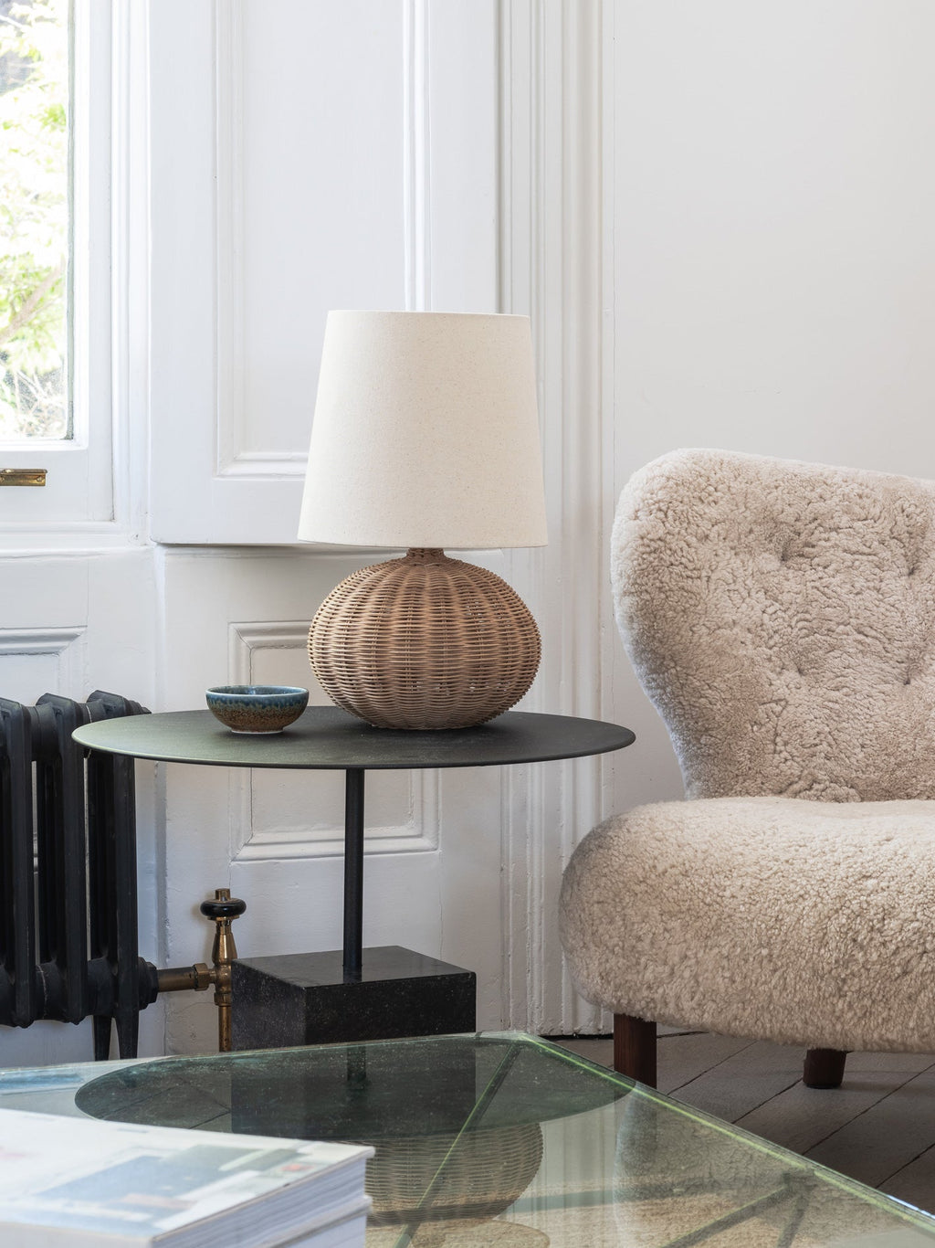 Rattan Bordlampe - Kugleformet Fod med Naturlig Linnedskærm 3
