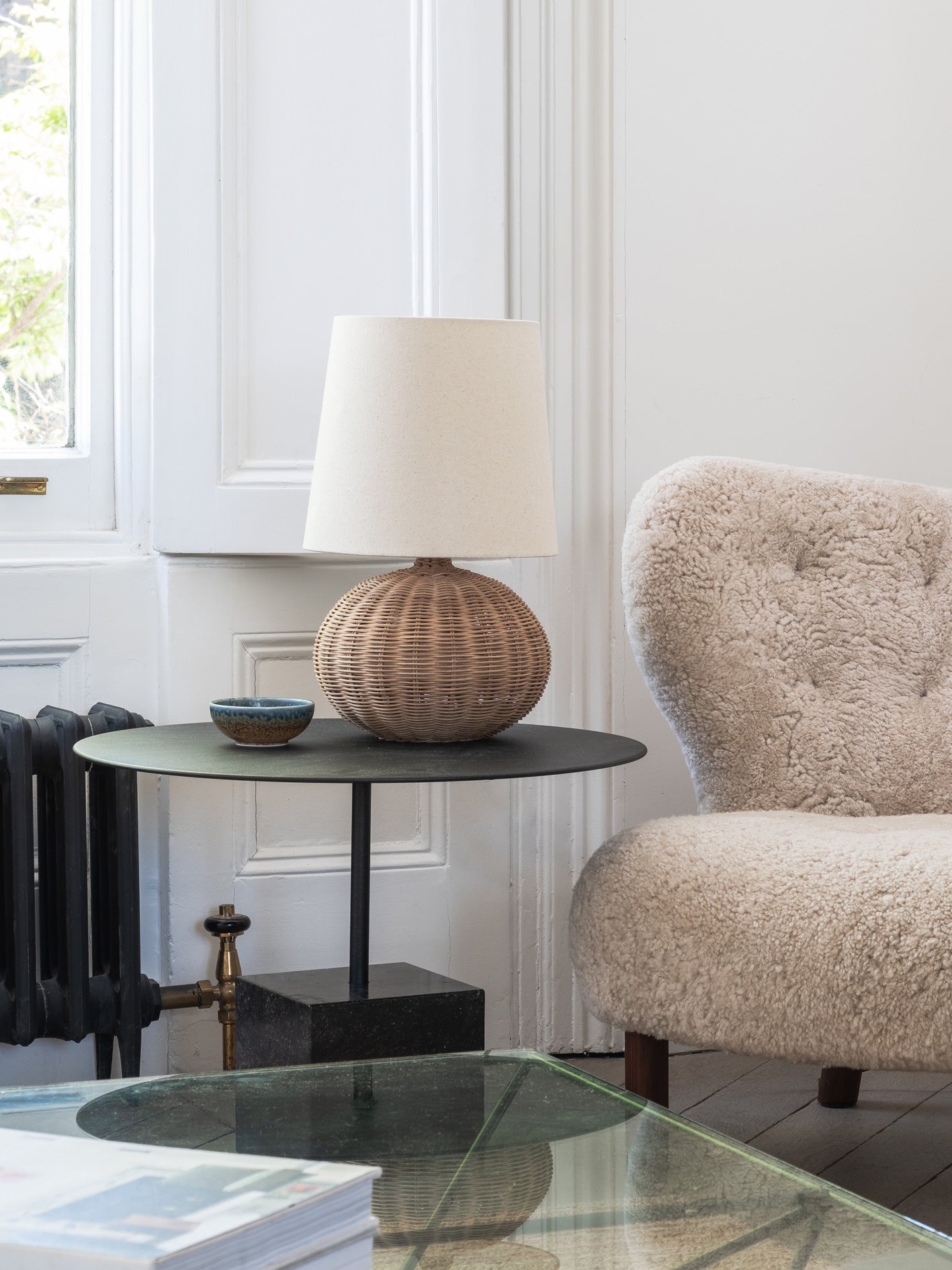 Rattan Bordlampe - Kugleformet Fod med Naturlig Linnedskærm 3
