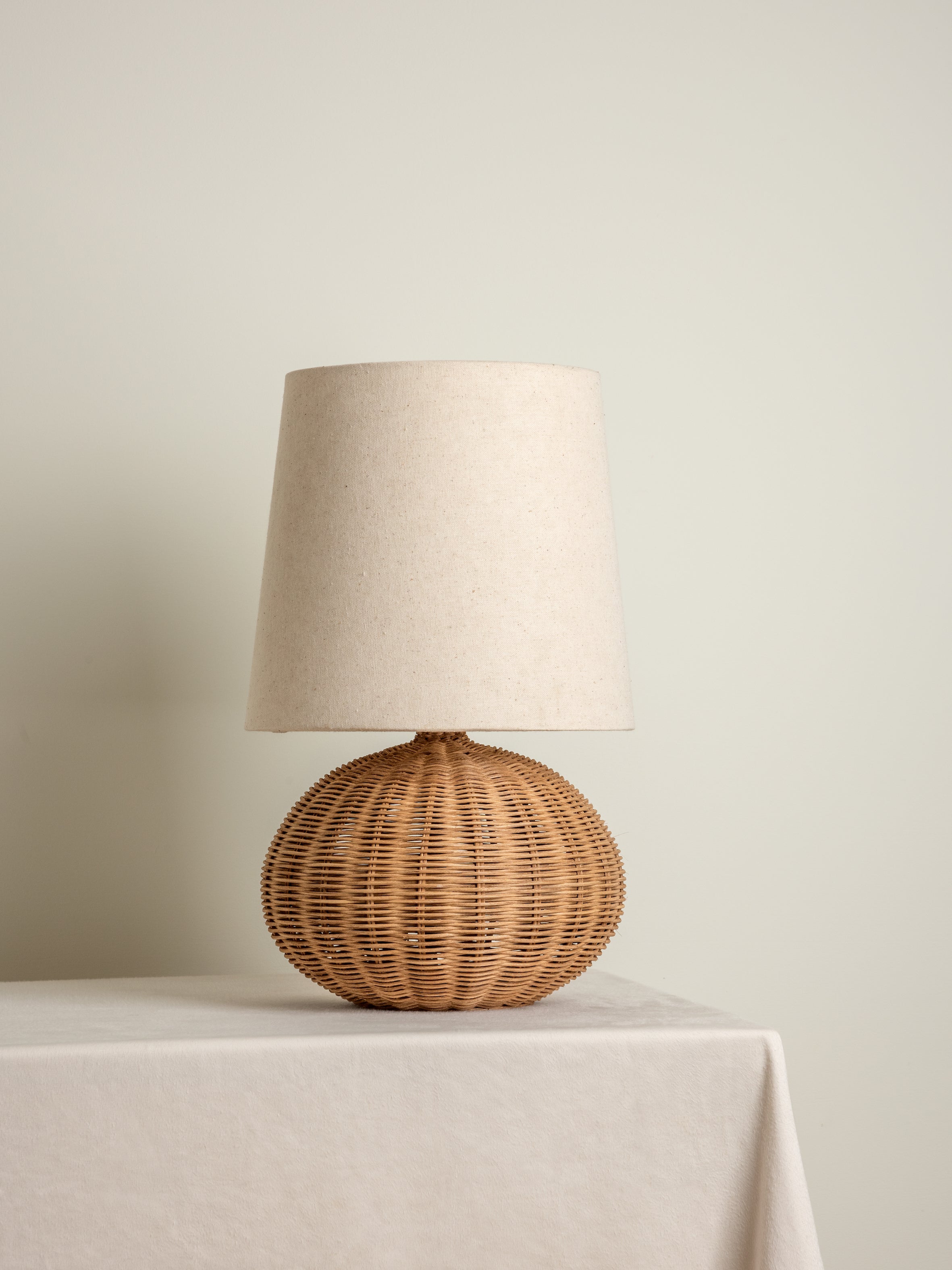 Rattan Bordlampe - Kugleformet Fod med Naturlig Linnedskærm 4
