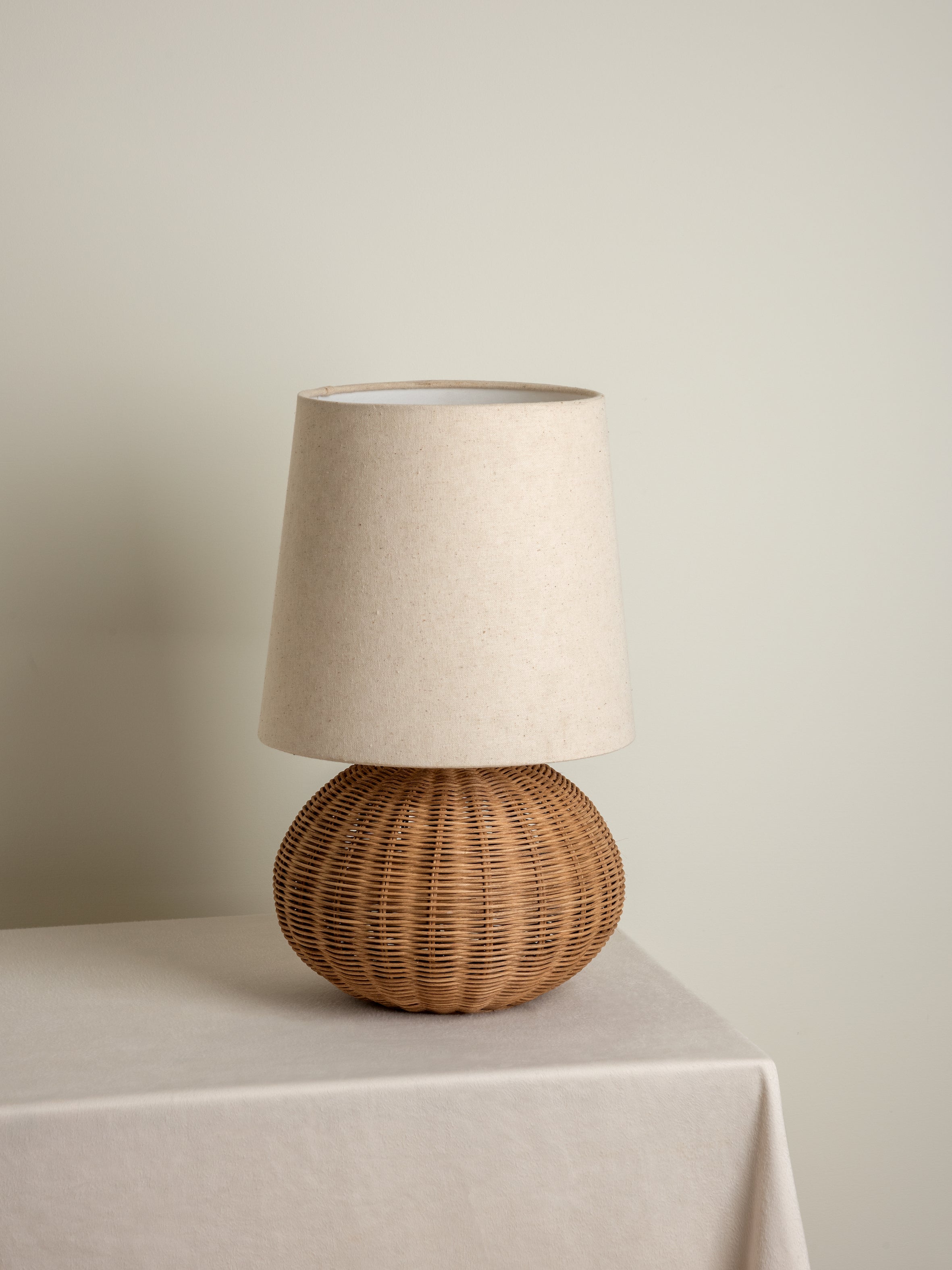 Rattan Bordlampe - Kugleformet Fod med Naturlig Linnedskærm 6
