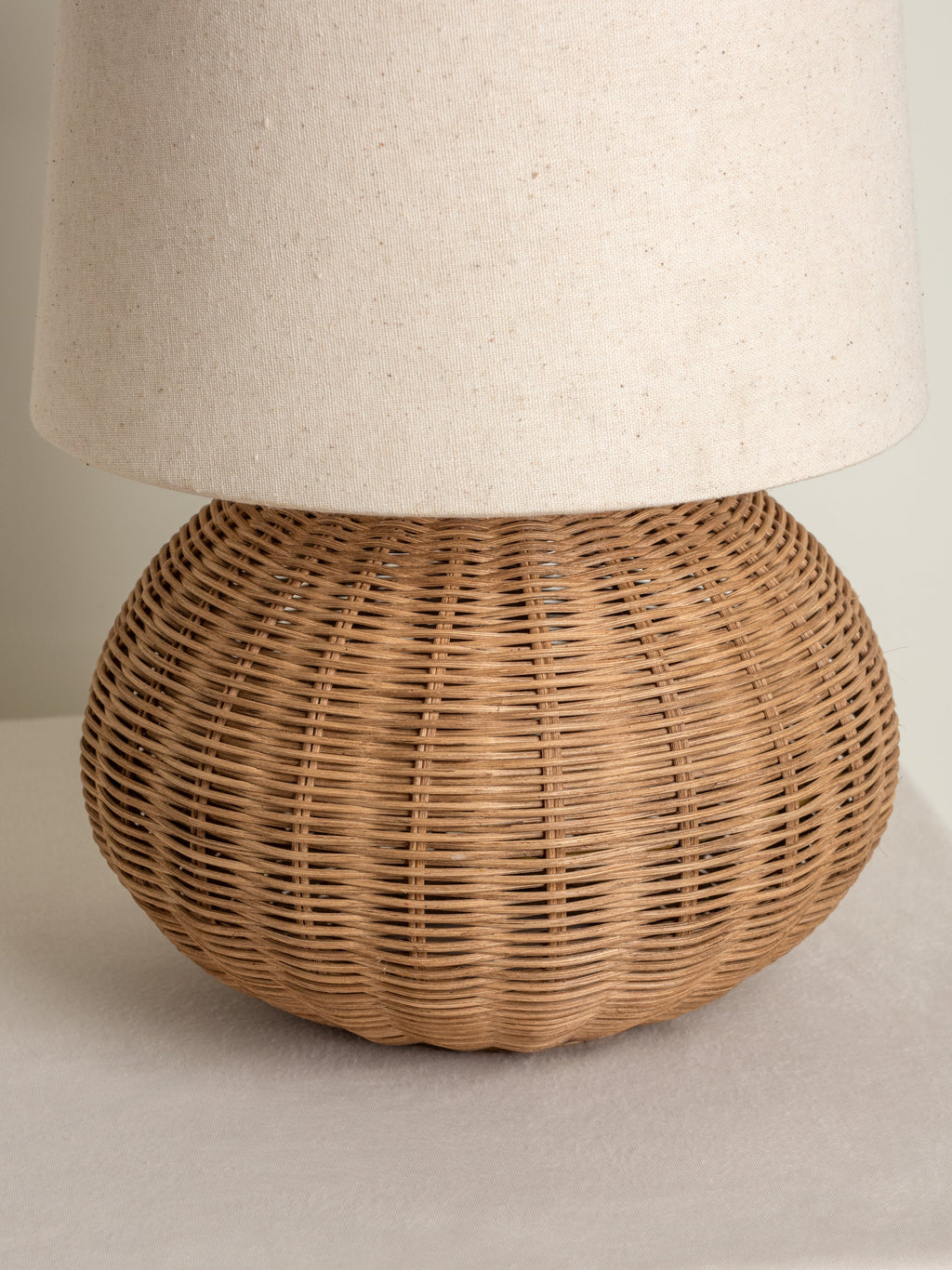 Rattan Bordlampe - Kugleformet Fod med Naturlig Linnedskærm 7
