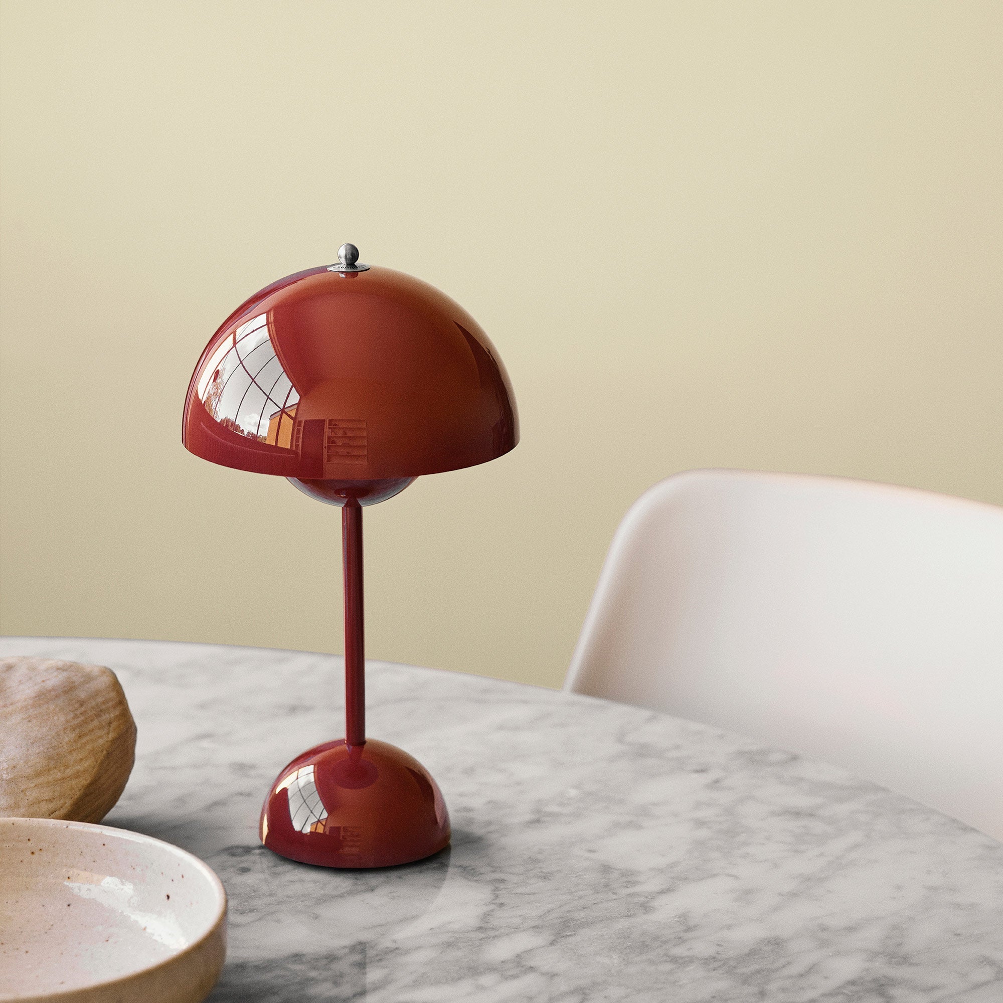 Retro Bordlampe i Metal - Halvrund Skærm med Svævende Kugledesign Trådløs 0
