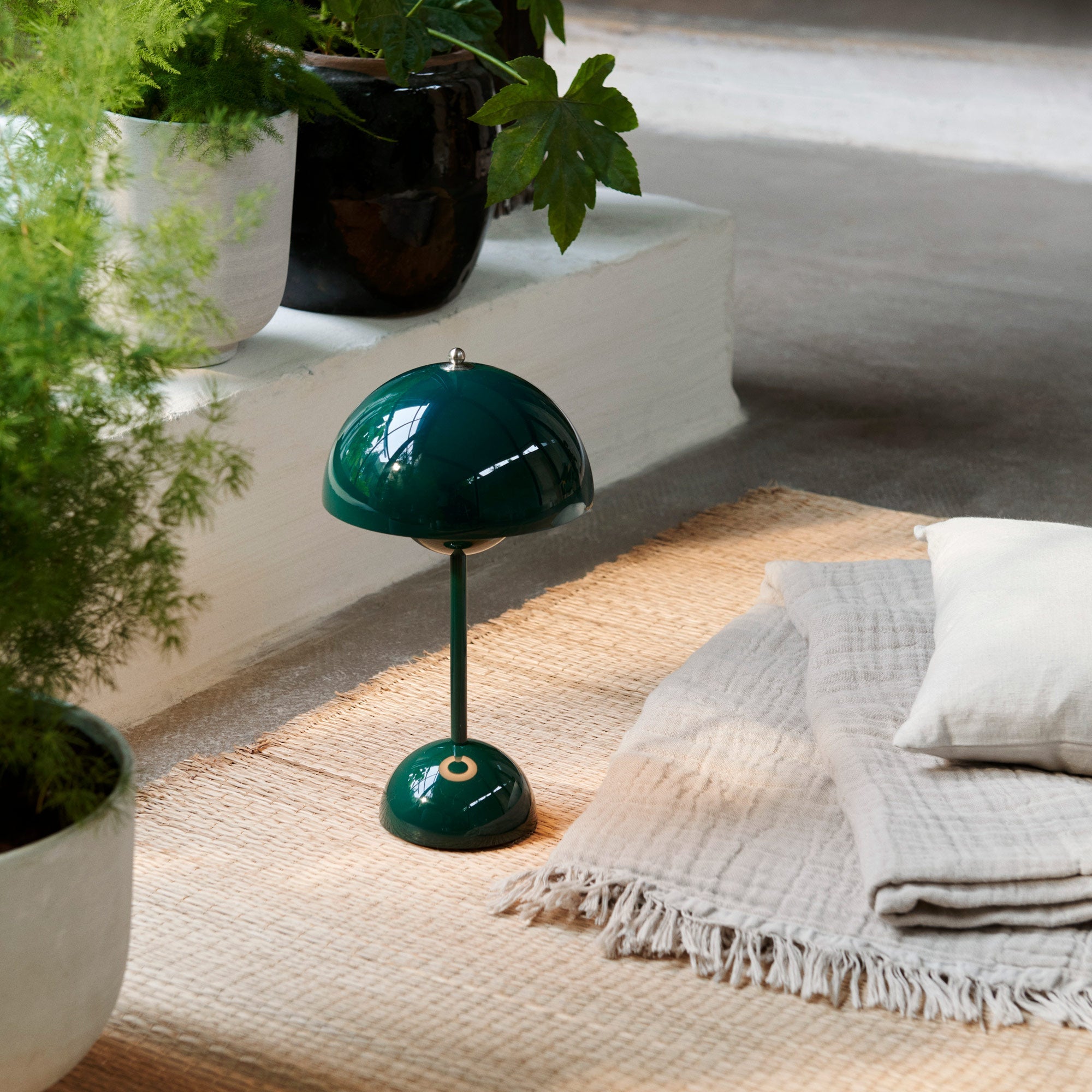Retro Bordlampe i Metal - Halvrund Skærm med Svævende Kugledesign Trådløs 1