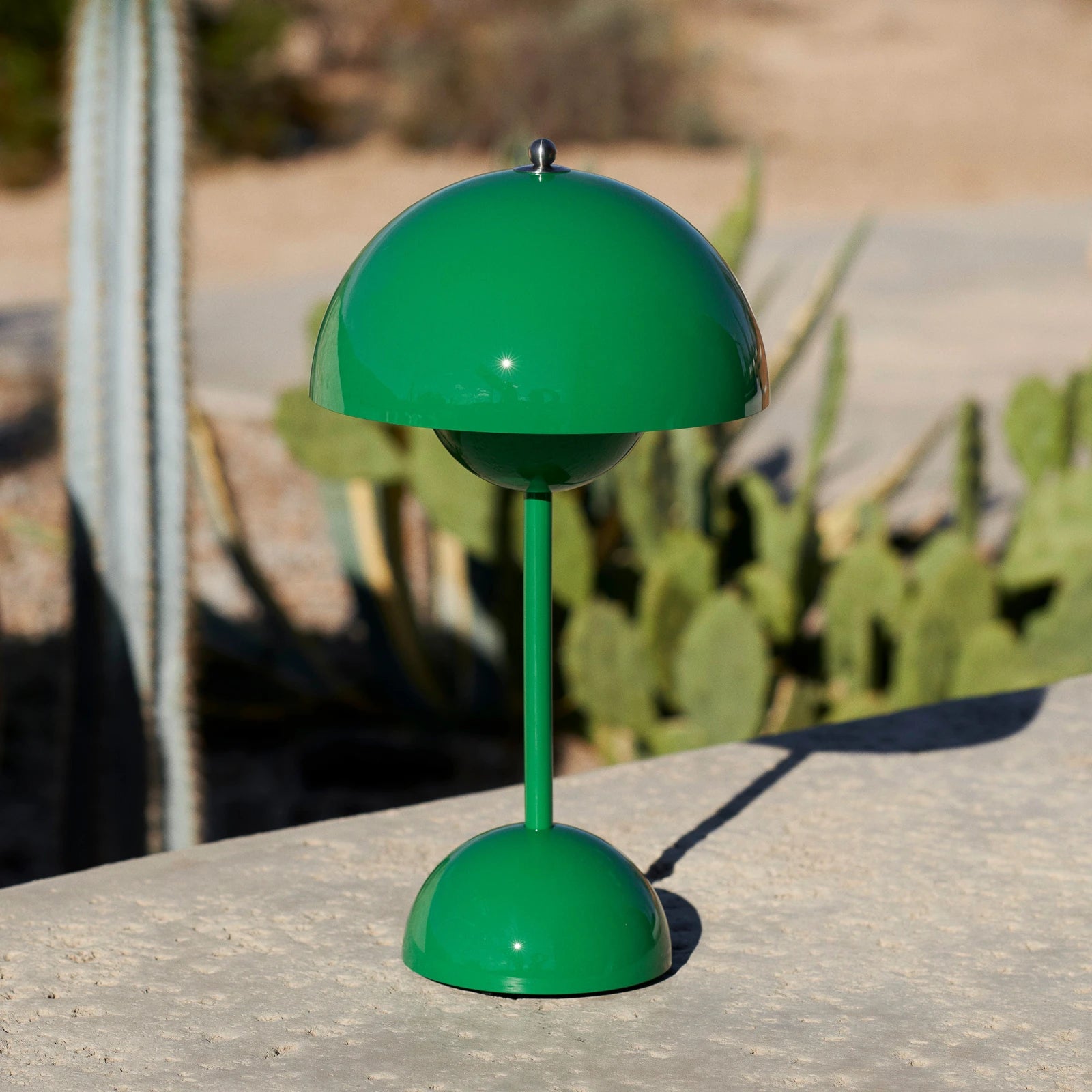 Retro Bordlampe i Metal - Halvrund Skærm med Svævende Kugledesign Trådløs 20