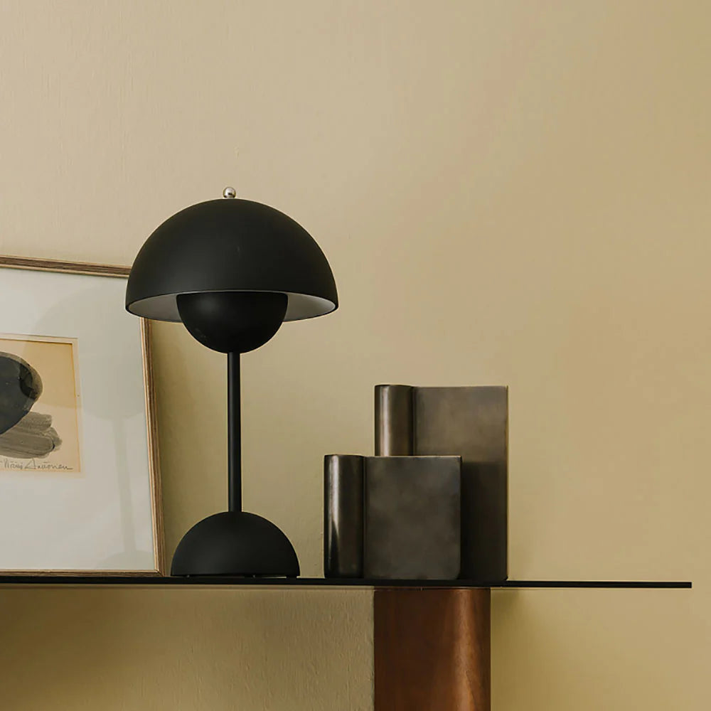 Retro Bordlampe i Metal - Halvrund Skærm med Svævende Kugledesign Trådløs 3