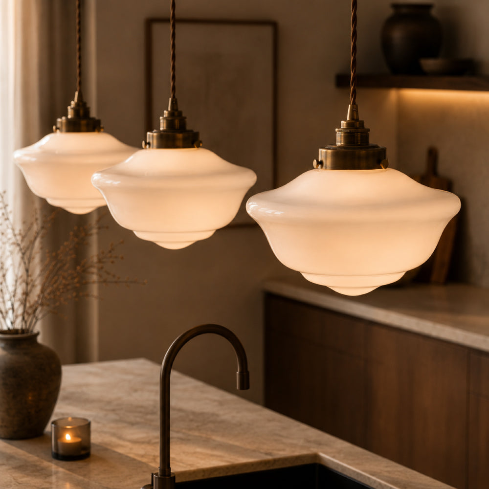 Retro Pendel Lampe i Opalglas - Bølget Skærm med Messingdetaljer 1