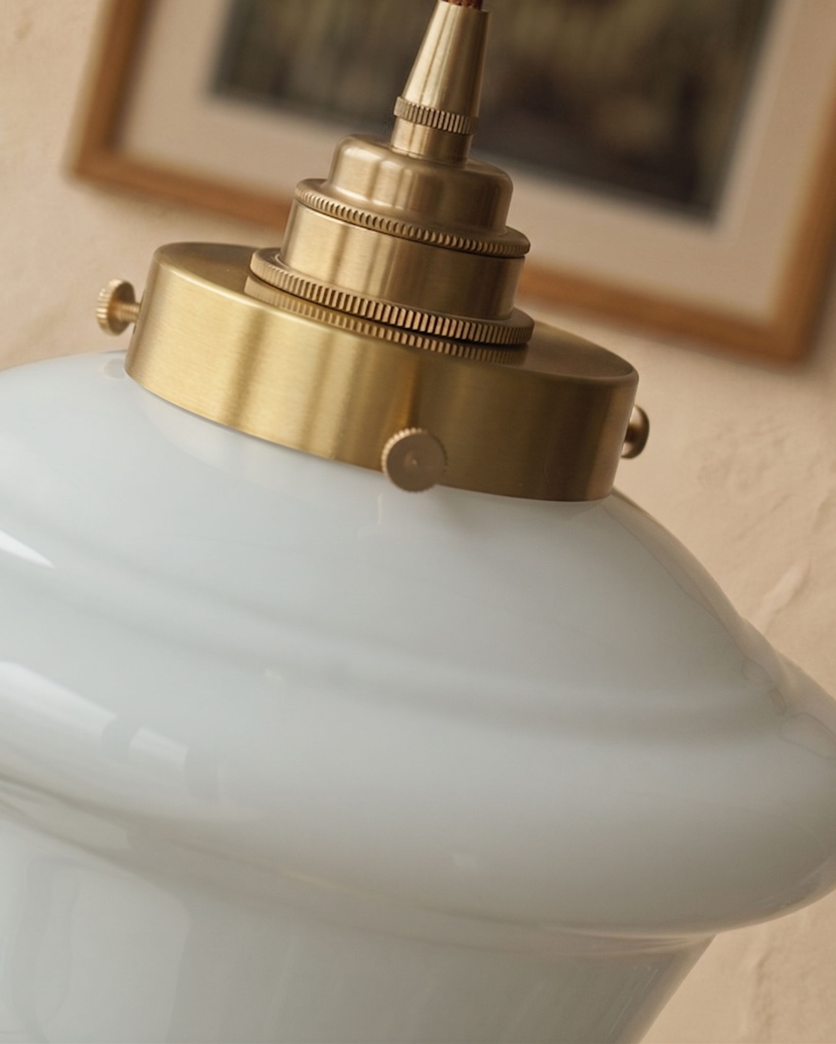Retro Pendel Lampe i Opalglas - Bølget Skærm med Messingdetaljer 6