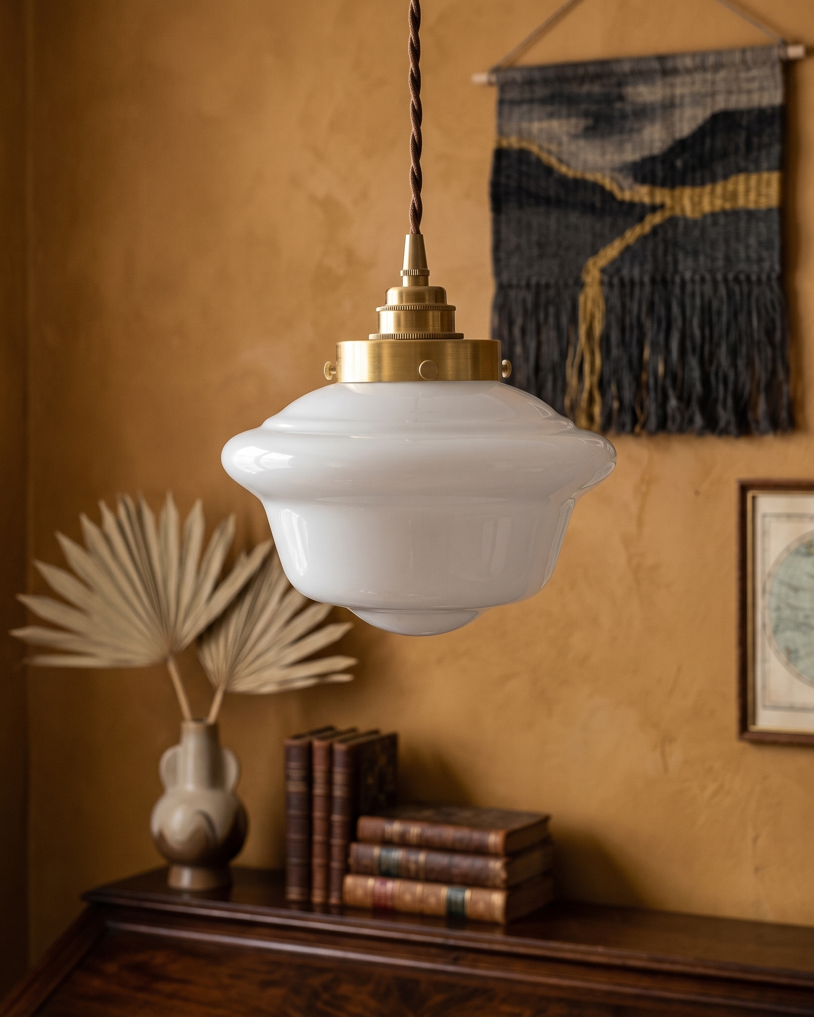 Retro Pendel Lampe i Opalglas - Bølget Skærm med Messingdetaljer 7