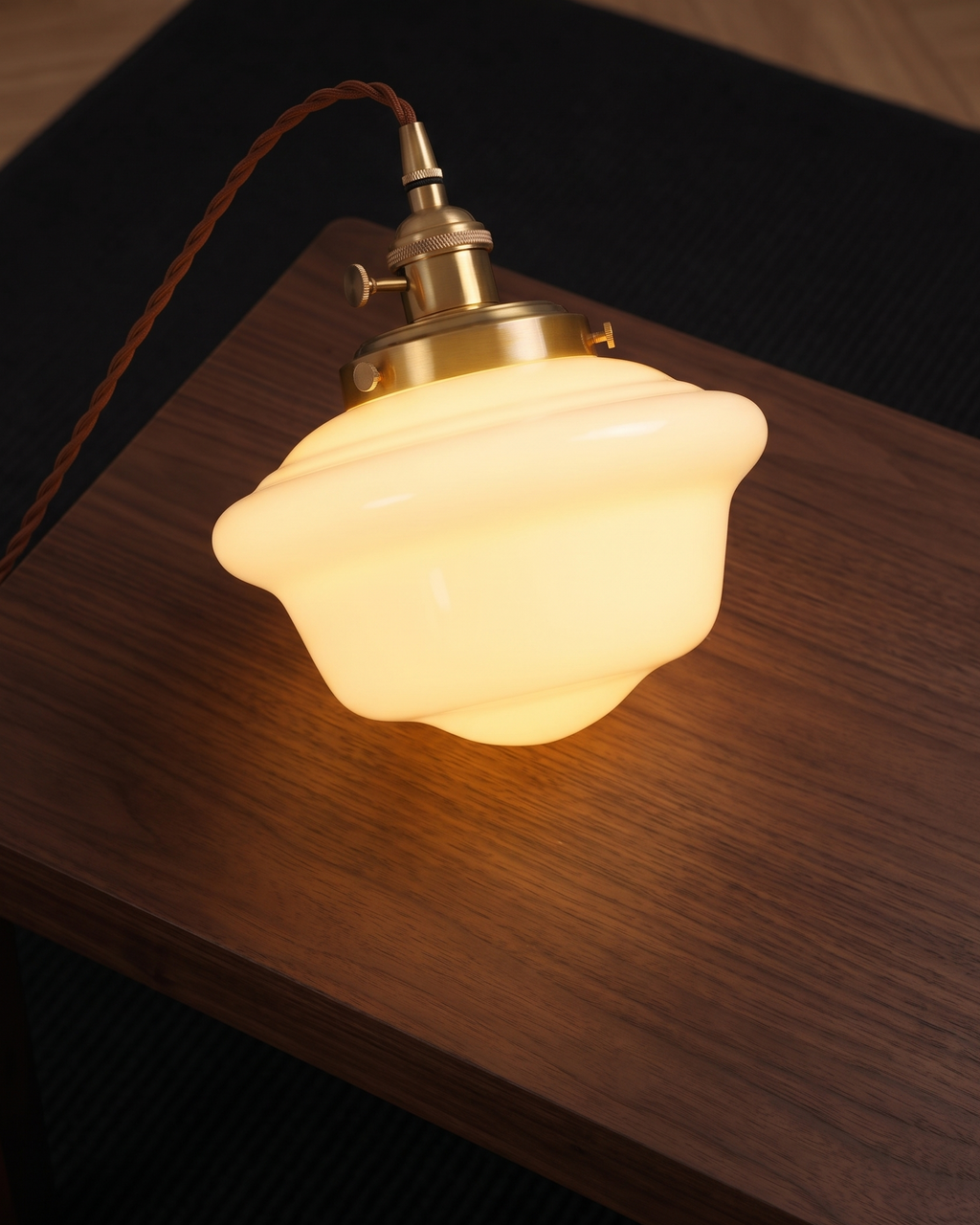 Retro Pendel Lampe i Opalglas - Bølget Skærm med Messingdetaljer 8