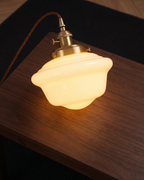 Retro Pendel Lampe i Opalglas - Bølget Skærm med Messingdetaljer 8