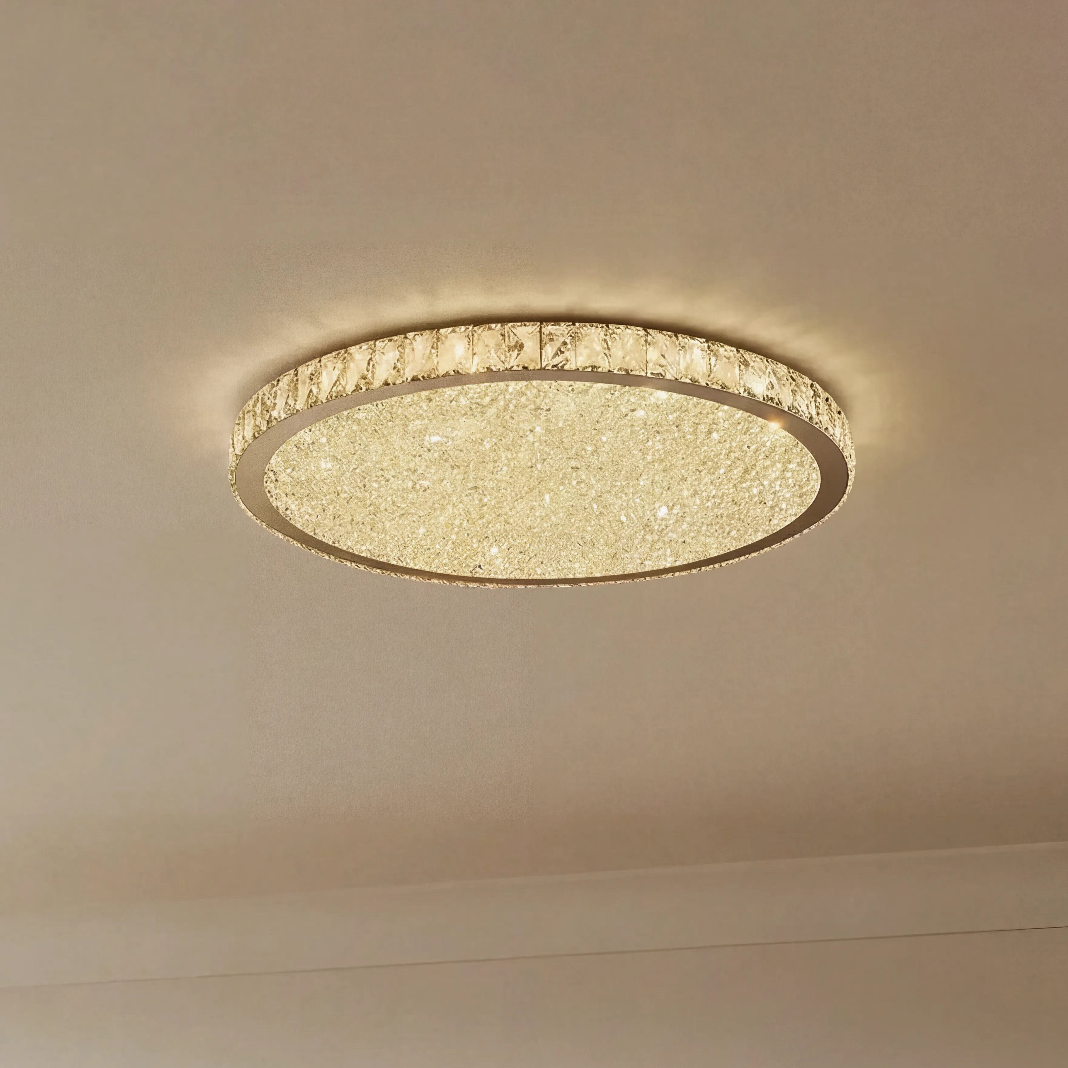 Rund Loftslampe i Krystal – Elegant Design med Skinnende Detaljer 1