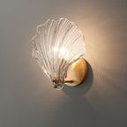 Skalformet Væglampe i Messing - Elegant Glasdesign 1