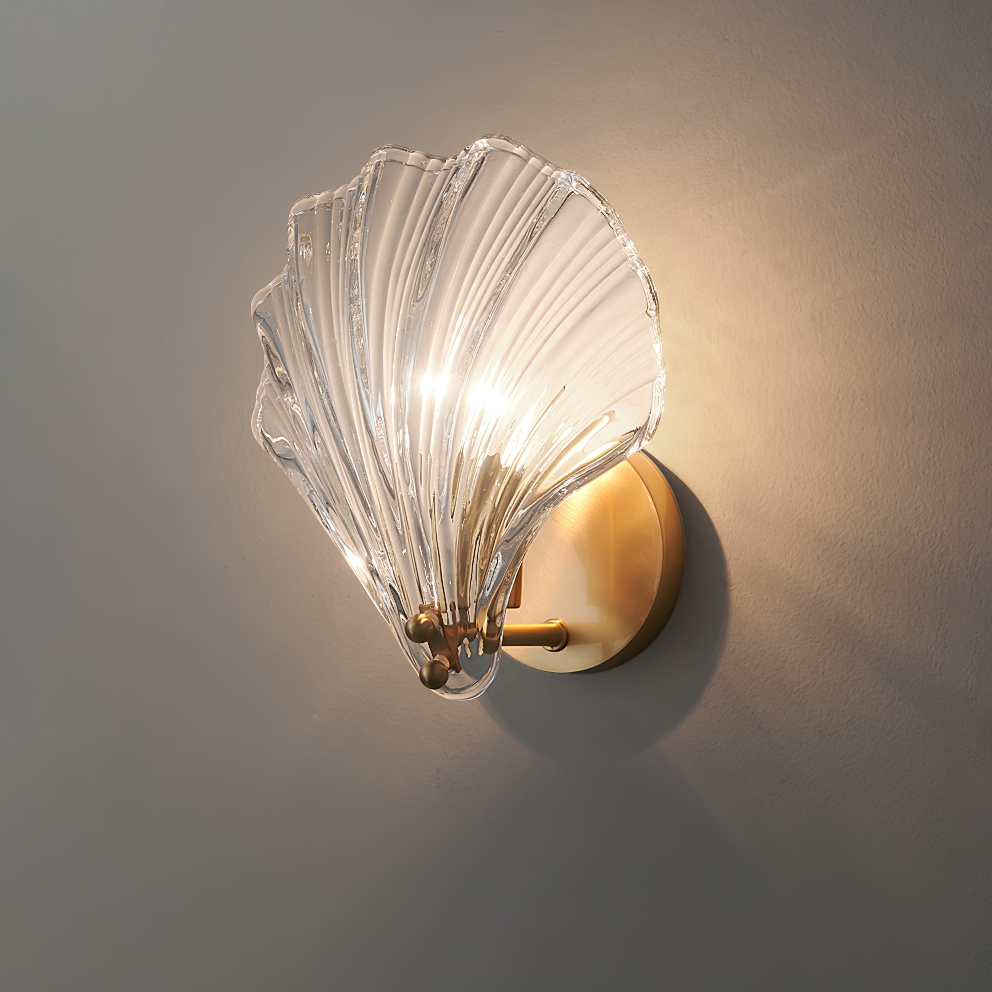 Skalformet Væglampe i Messing - Elegant Glasdesign 1