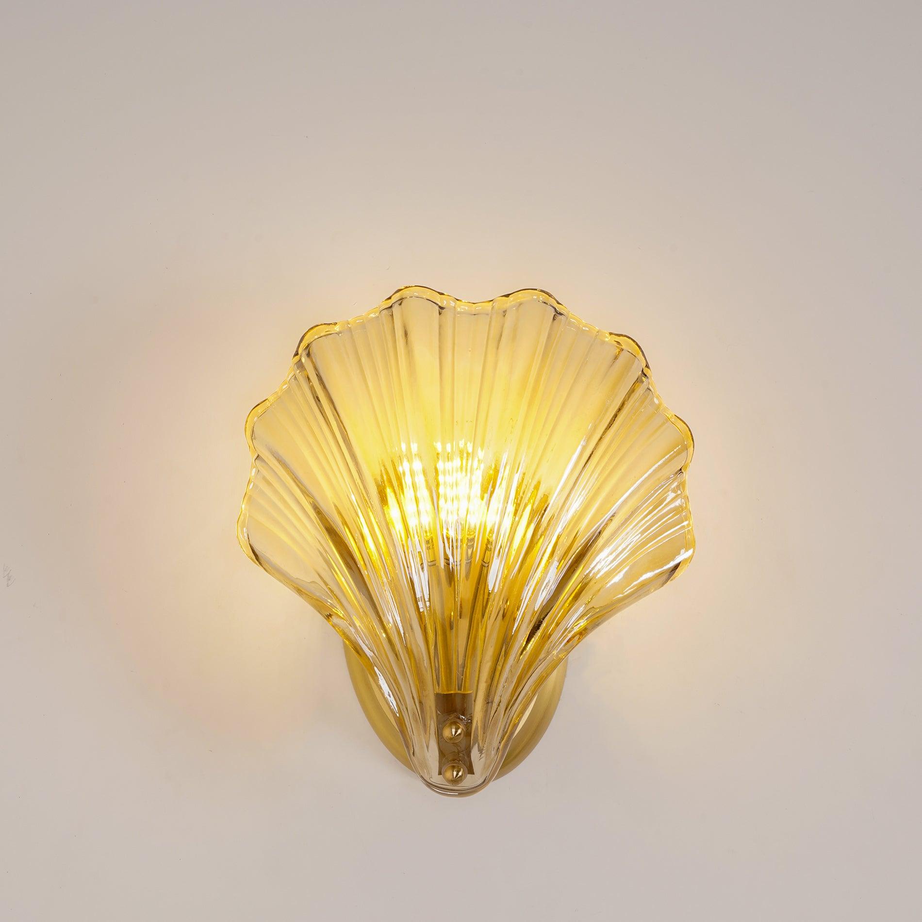 Skalformet Væglampe i Messing - Elegant Glasdesign 10