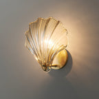 Skalformet Væglampe i Messing - Elegant Glasdesign 11