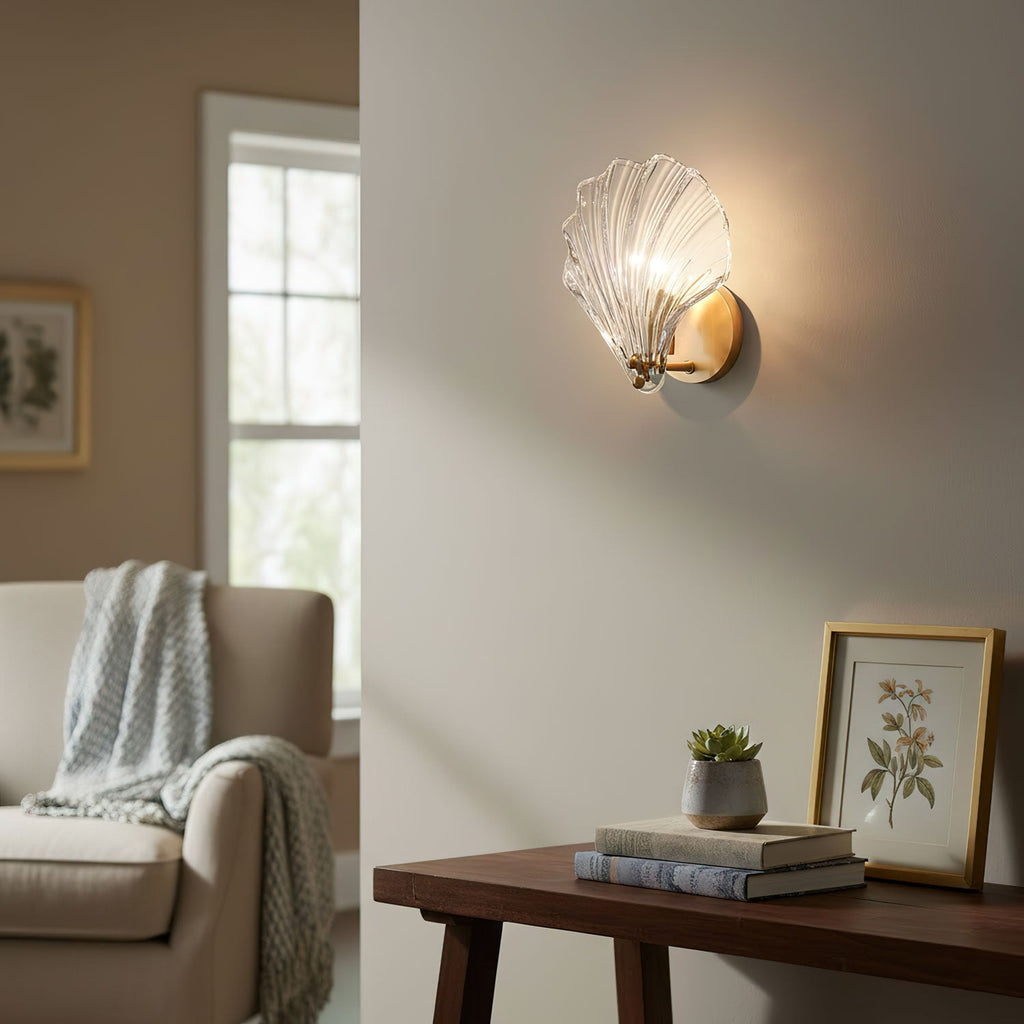 Skalformet Væglampe i Messing - Elegant Glasdesign 4