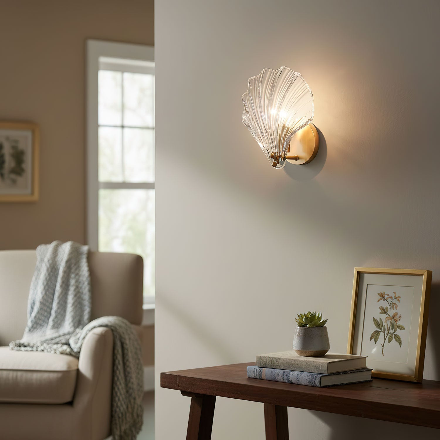 Skalformet Væglampe i Messing - Elegant Glasdesign 4