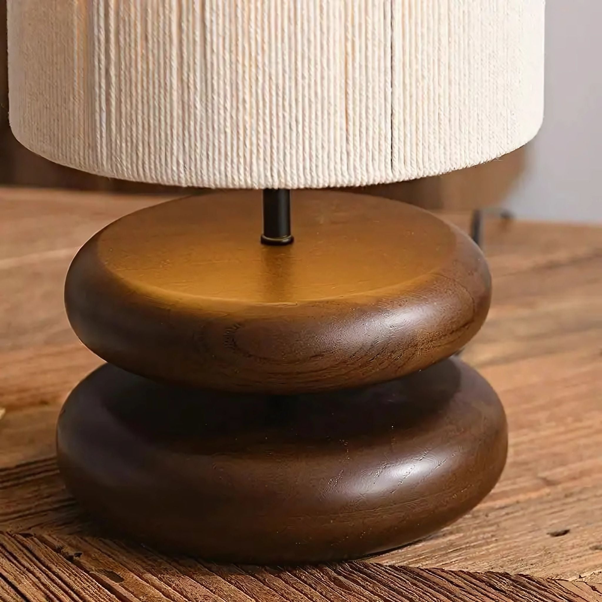 Skandinavisk Bordlampe i Træ - Skulpturel Fod med Riflet Hørskærm 2
