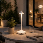 Trådløs Bordlampe i Aluminium - Kegleformet Skærm med Slank Silhuet 0
