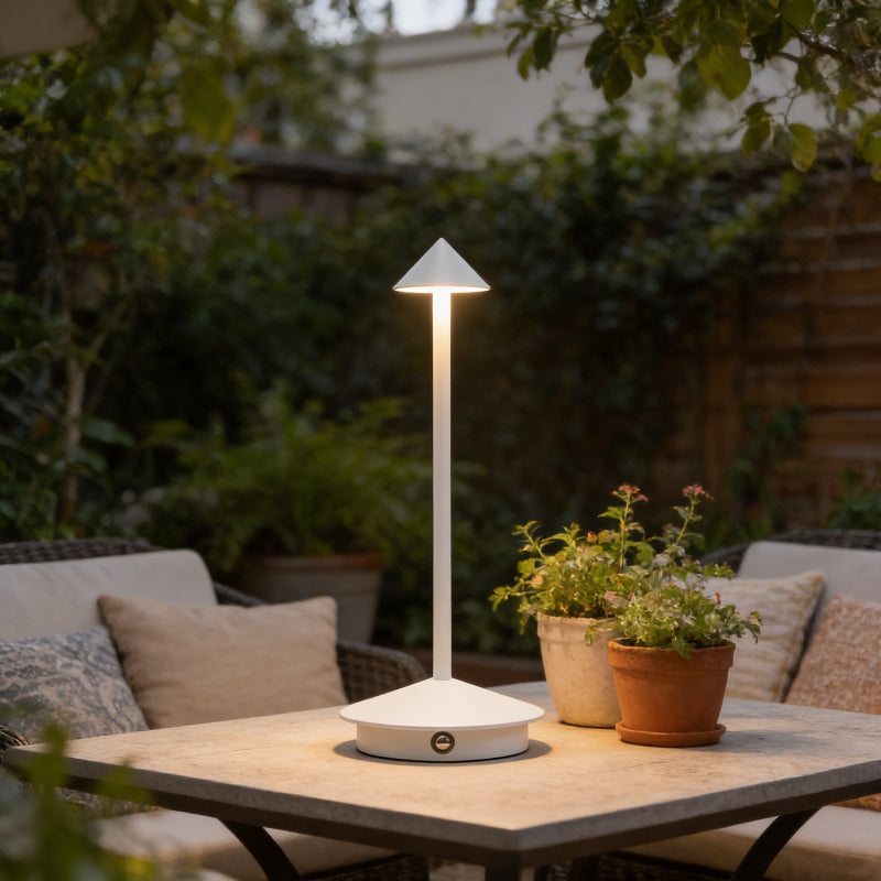 Trådløs Bordlampe i Aluminium - Kegleformet Skærm med Slank Silhuet 6
