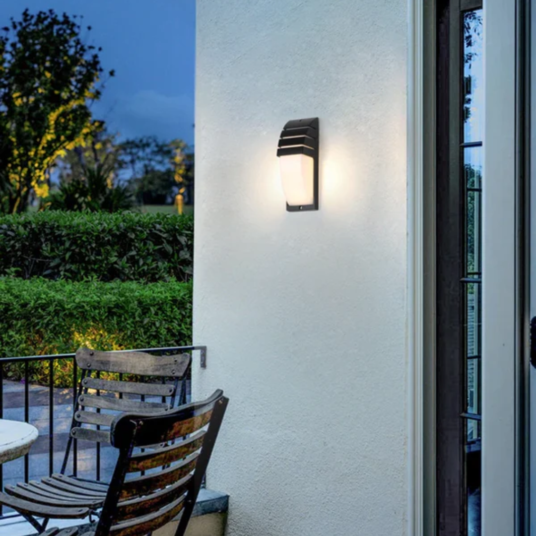 Udendørs Væglampe med Sensor – Vandtæt LED i Minimalistisk Design 5