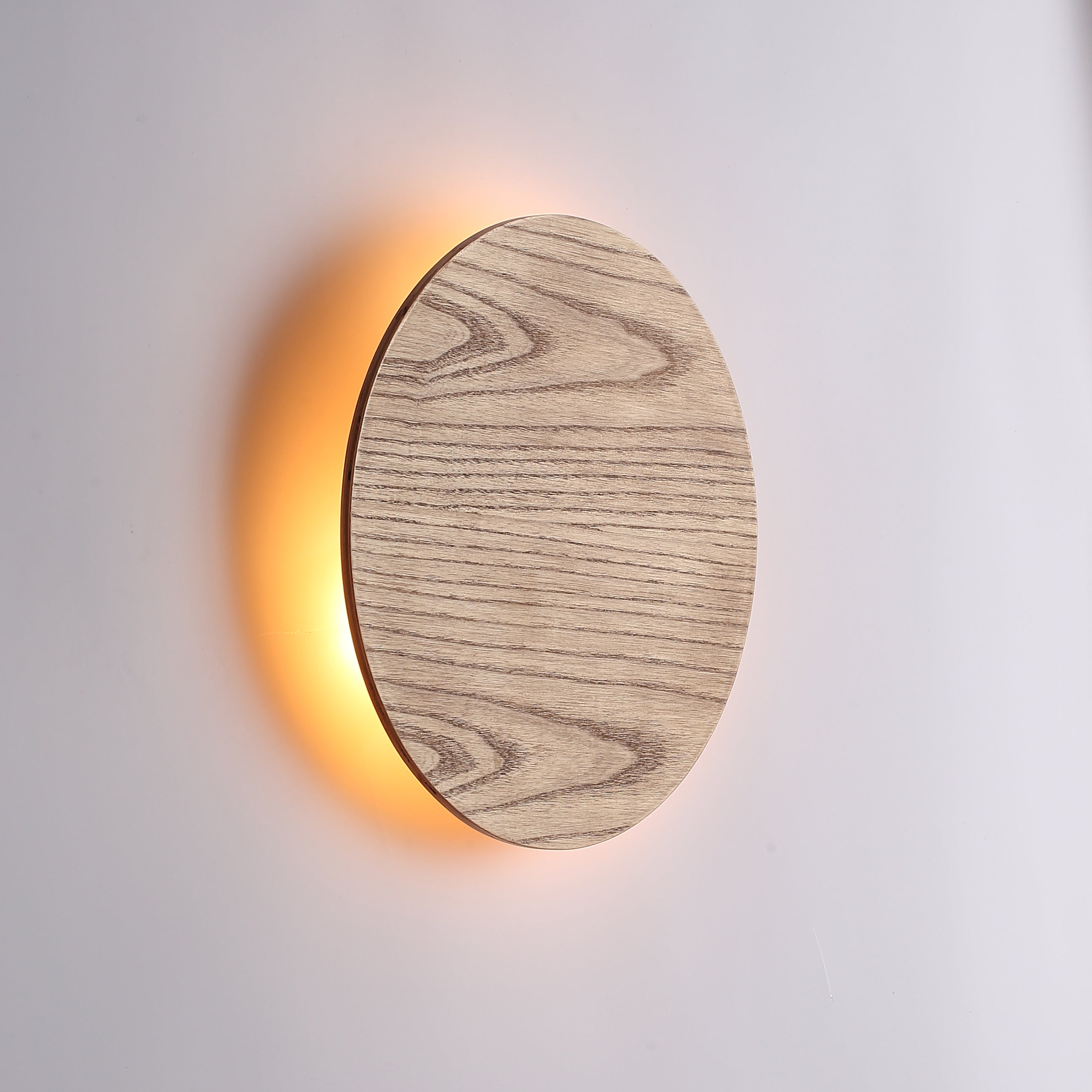 Væglampe i Egetræ – Rund Design med Bagudrettet LED Belysning 1