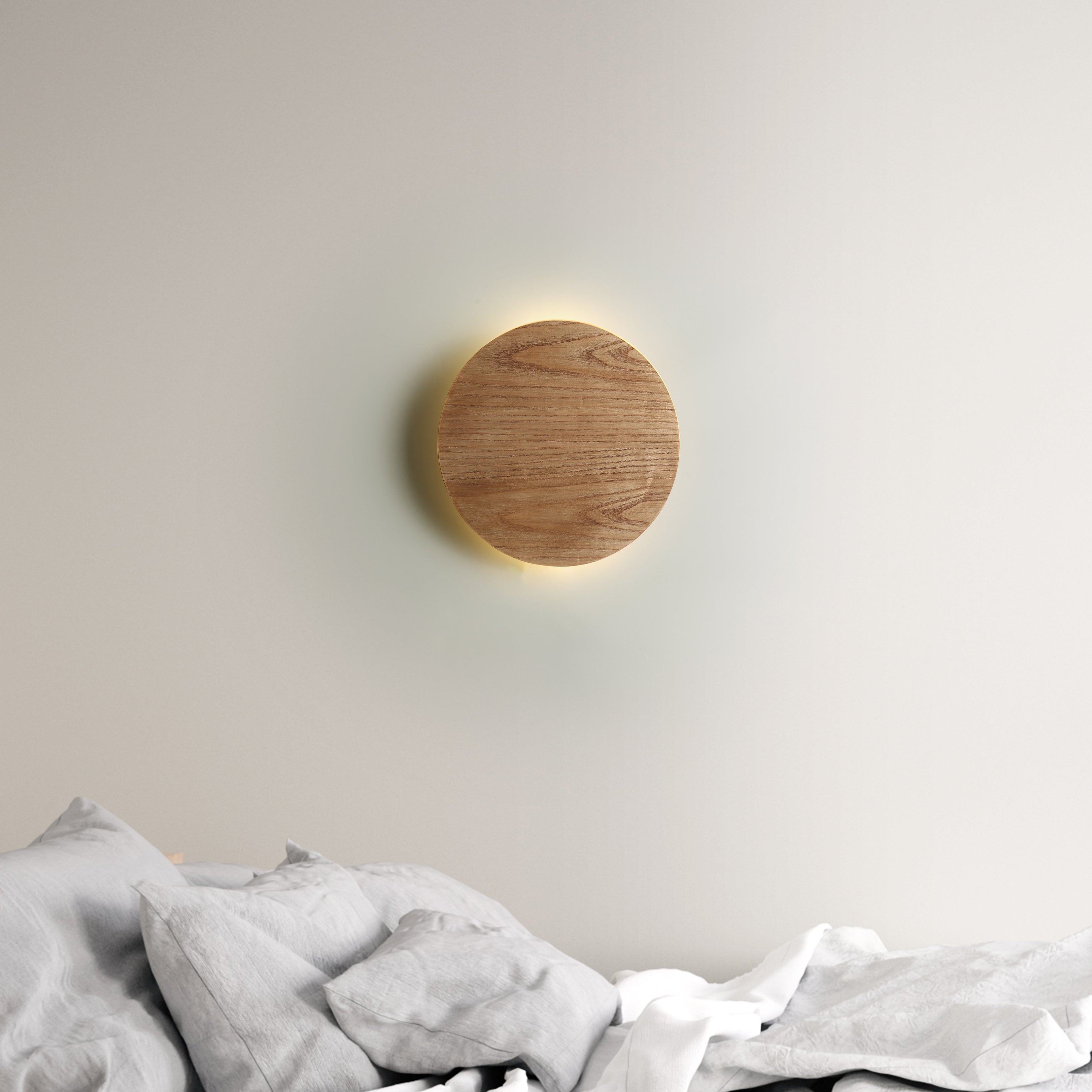 Væglampe i Egetræ – Rund Design med Bagudrettet LED Belysning 2