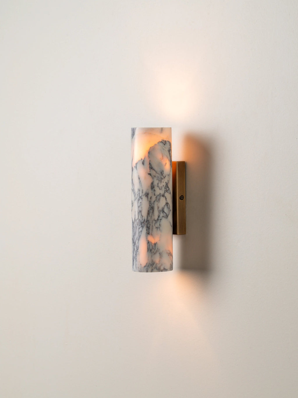 Væglampe i Messing og Calacatta Marmor - Skulpturelt Design med Dobbelt Lys 5
