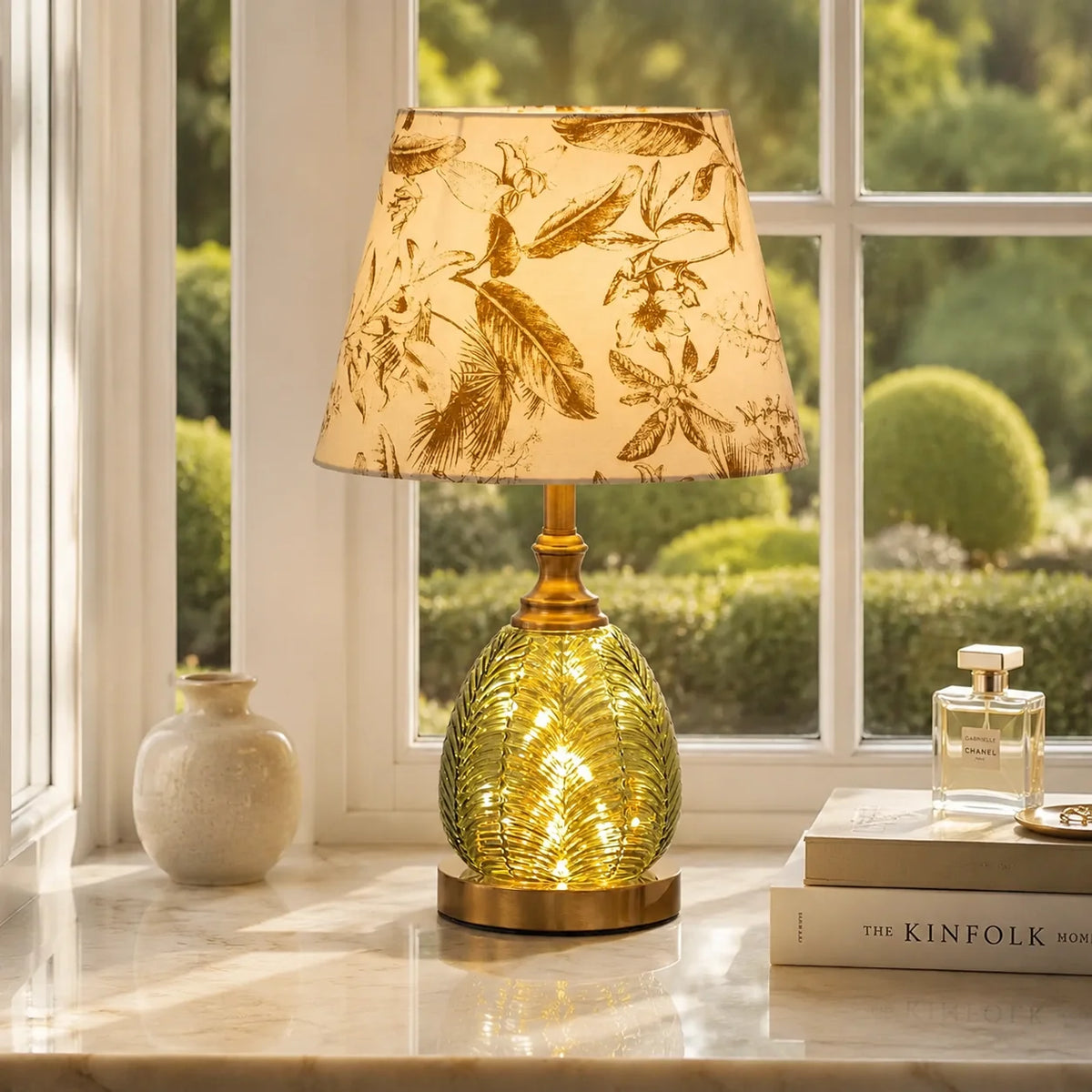 Vintage Bordlampe med Lysende Bladglasbase og Botanisk Stofskærm 1