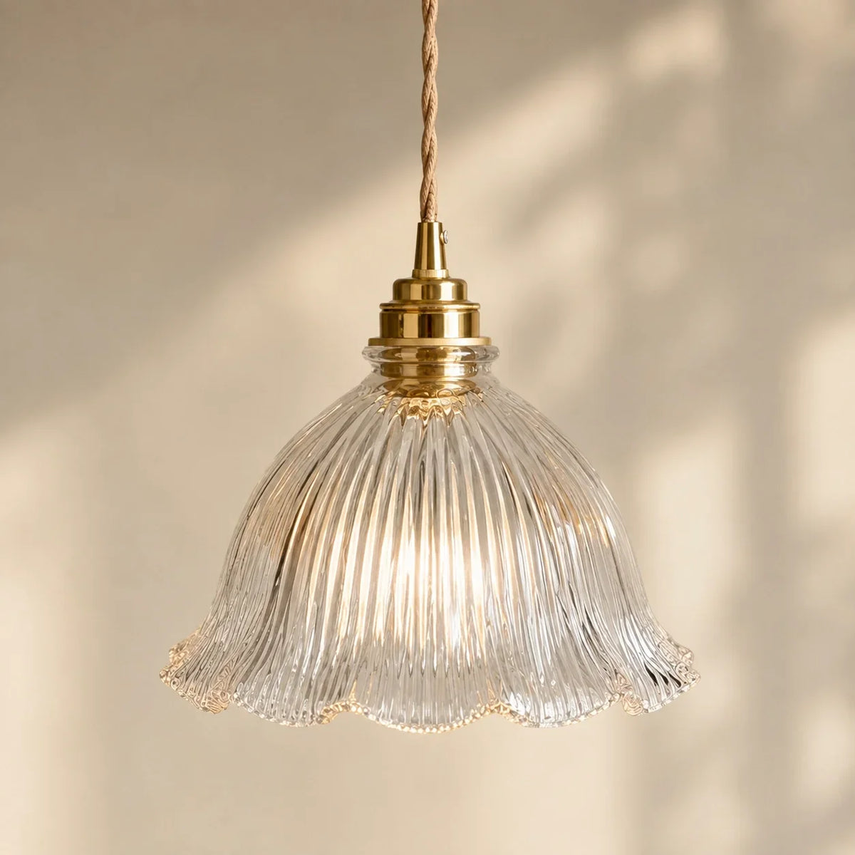 Vintage Glas Pendellampe med Riflet Skærm og Messingtonet Metalbeslag 3
