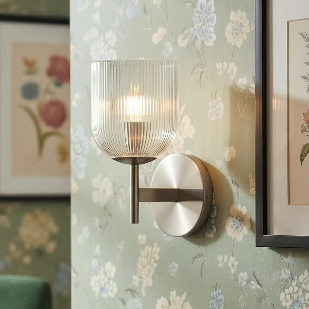 Vintage Ribbet Glas Væglampe – Elegant Messing Detaljer til Stueindretning 1