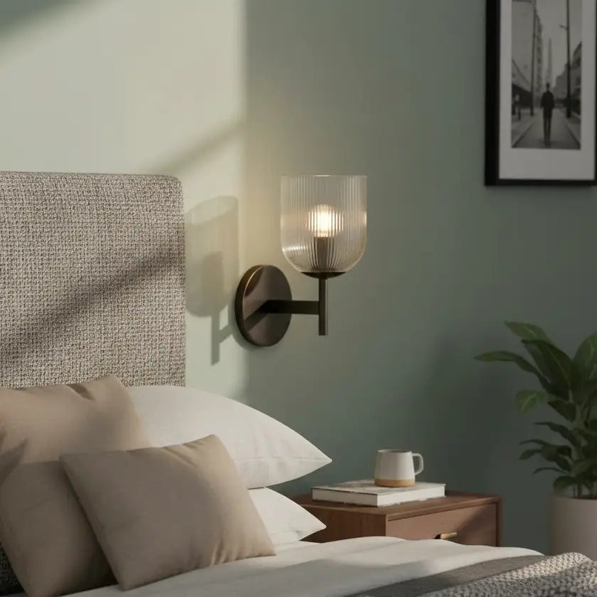 Vintage Ribbet Glas Væglampe – Elegant Messing Detaljer til Stueindretning 5