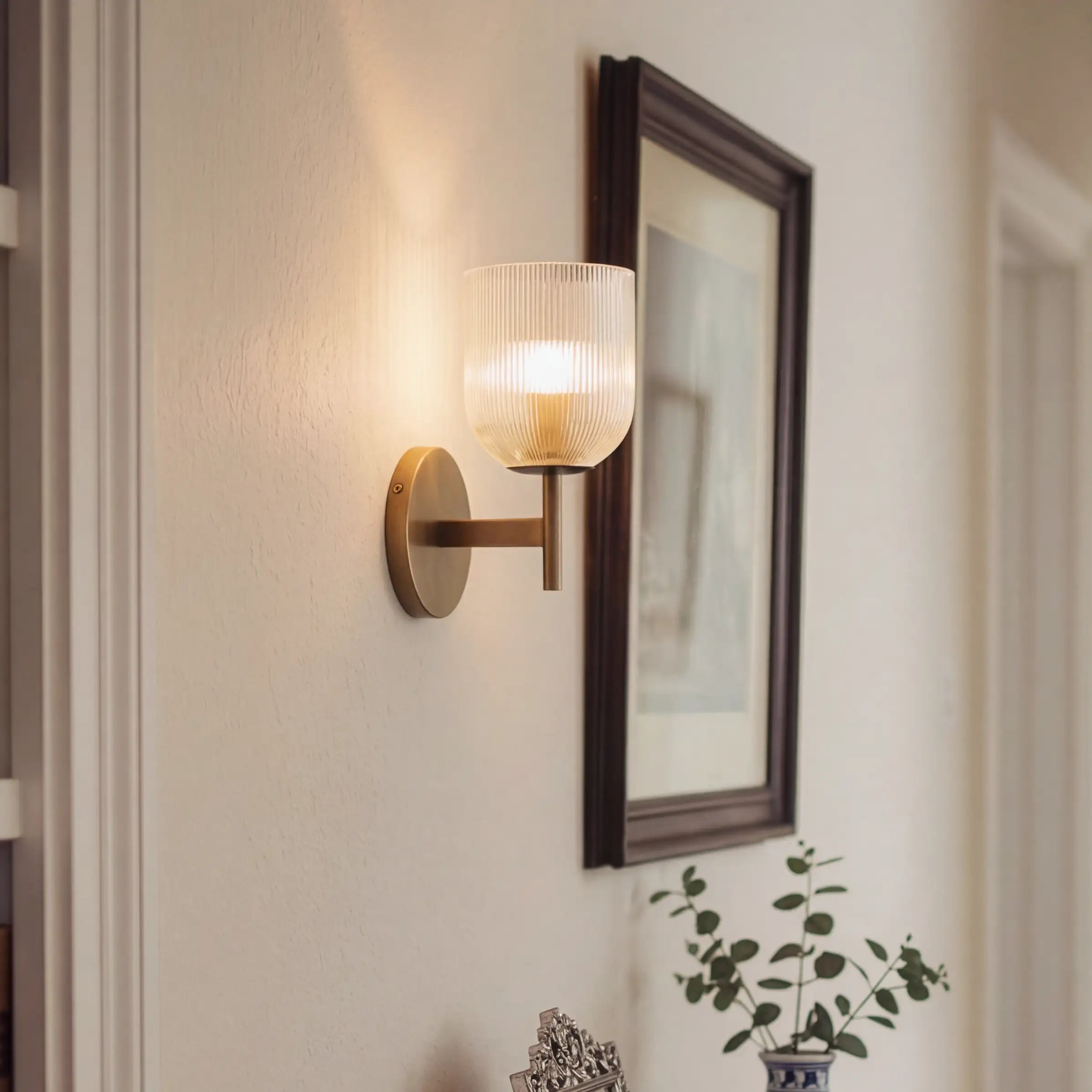 Vintage Ribbet Glas Væglampe – Elegant Messing Detaljer til Stueindretning 7