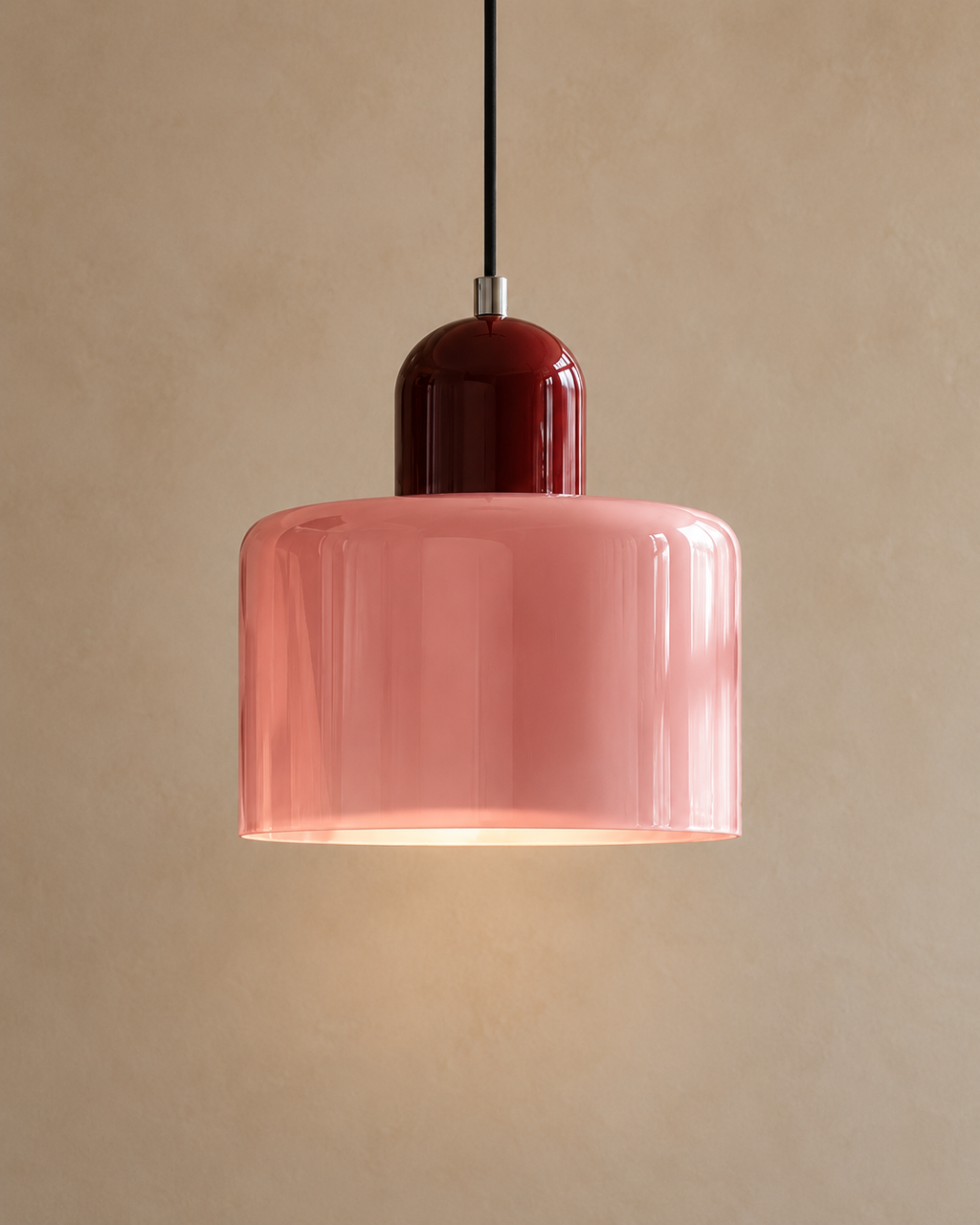 Bauhaus Pendel Lampe i Farvet Glas – Justerbar Højde – eksklusivt produktbillede i varmt lys
