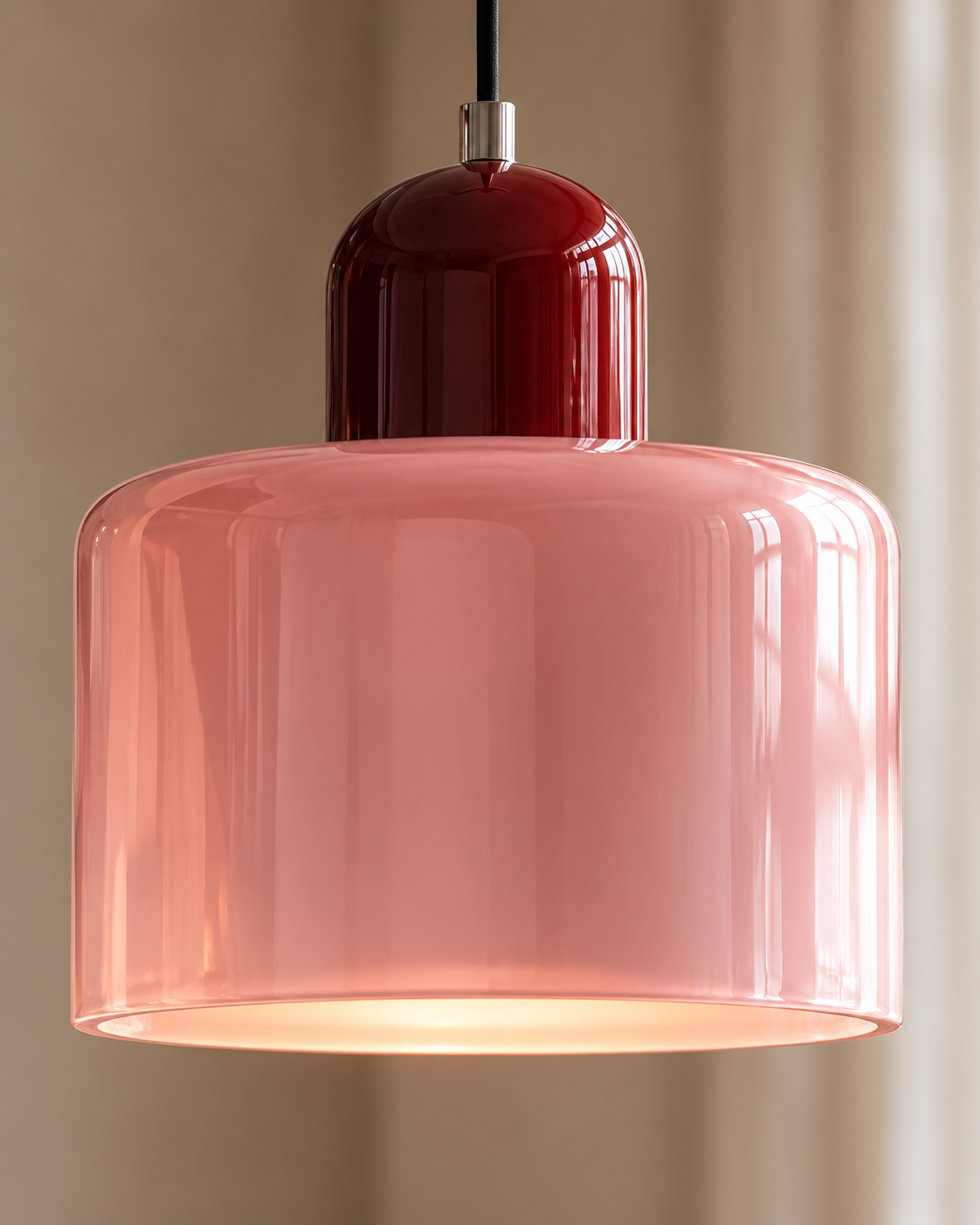 Bauhaus Pendel Lampe i Farvet Glas – Justerbar Højde – nærbillede af materiale og lys