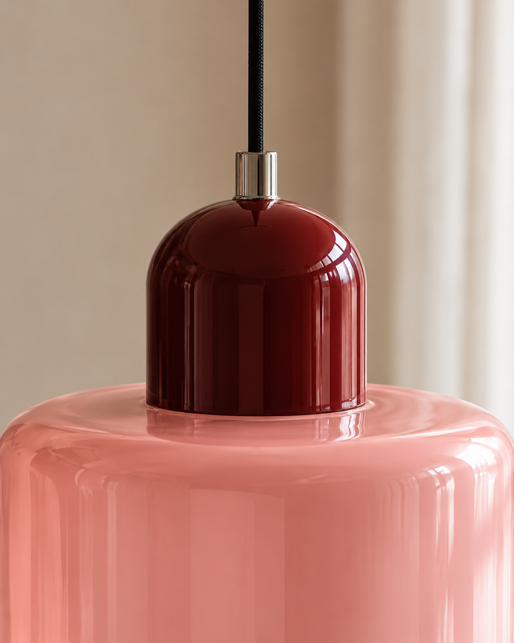 Bauhaus Pendel Lampe i Farvet Glas – Justerbar Højde – vist i et minimalistisk interiør